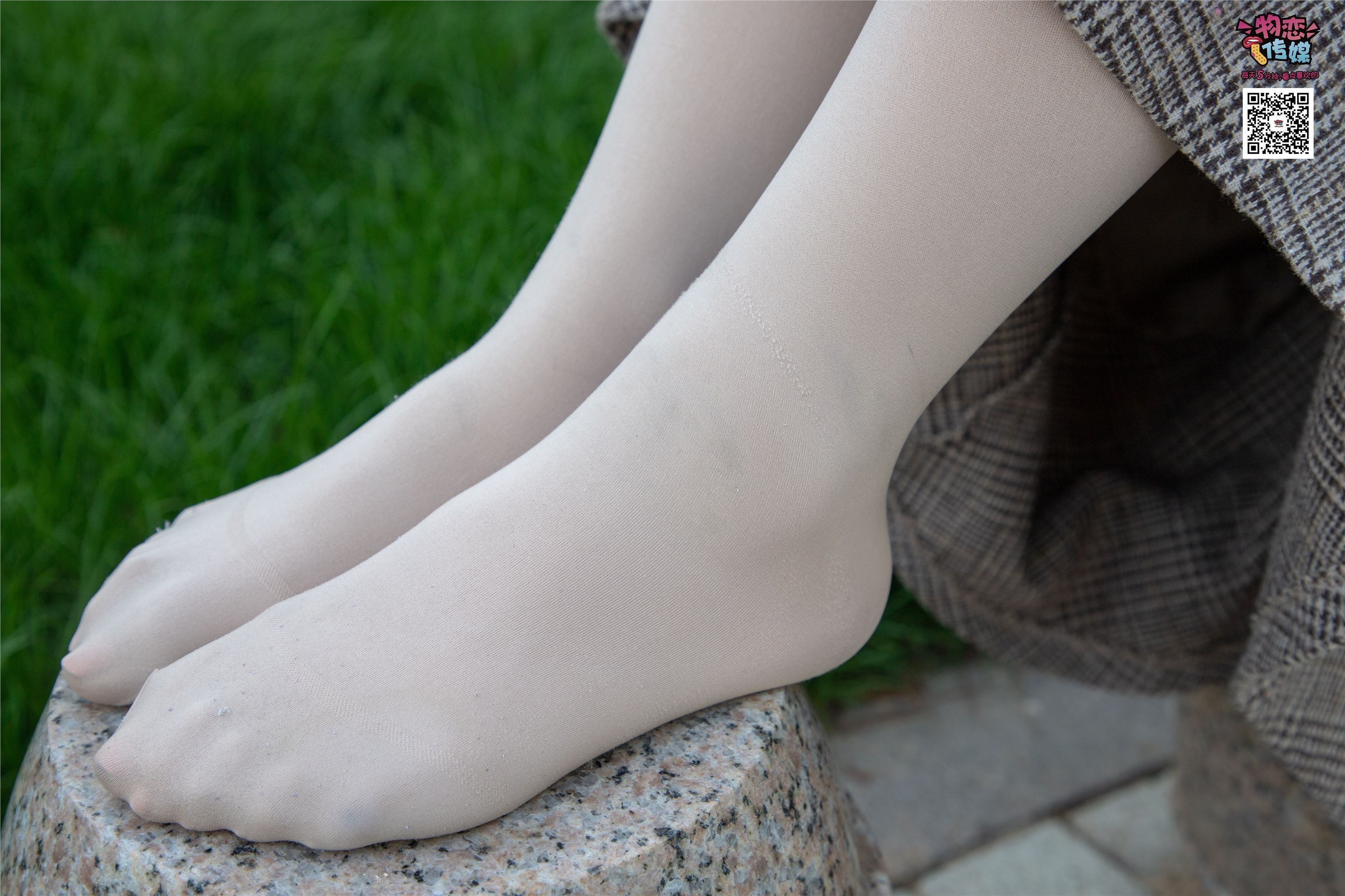 物恋传媒 No.015 书香气质女生，肉丝搭配白棉袜