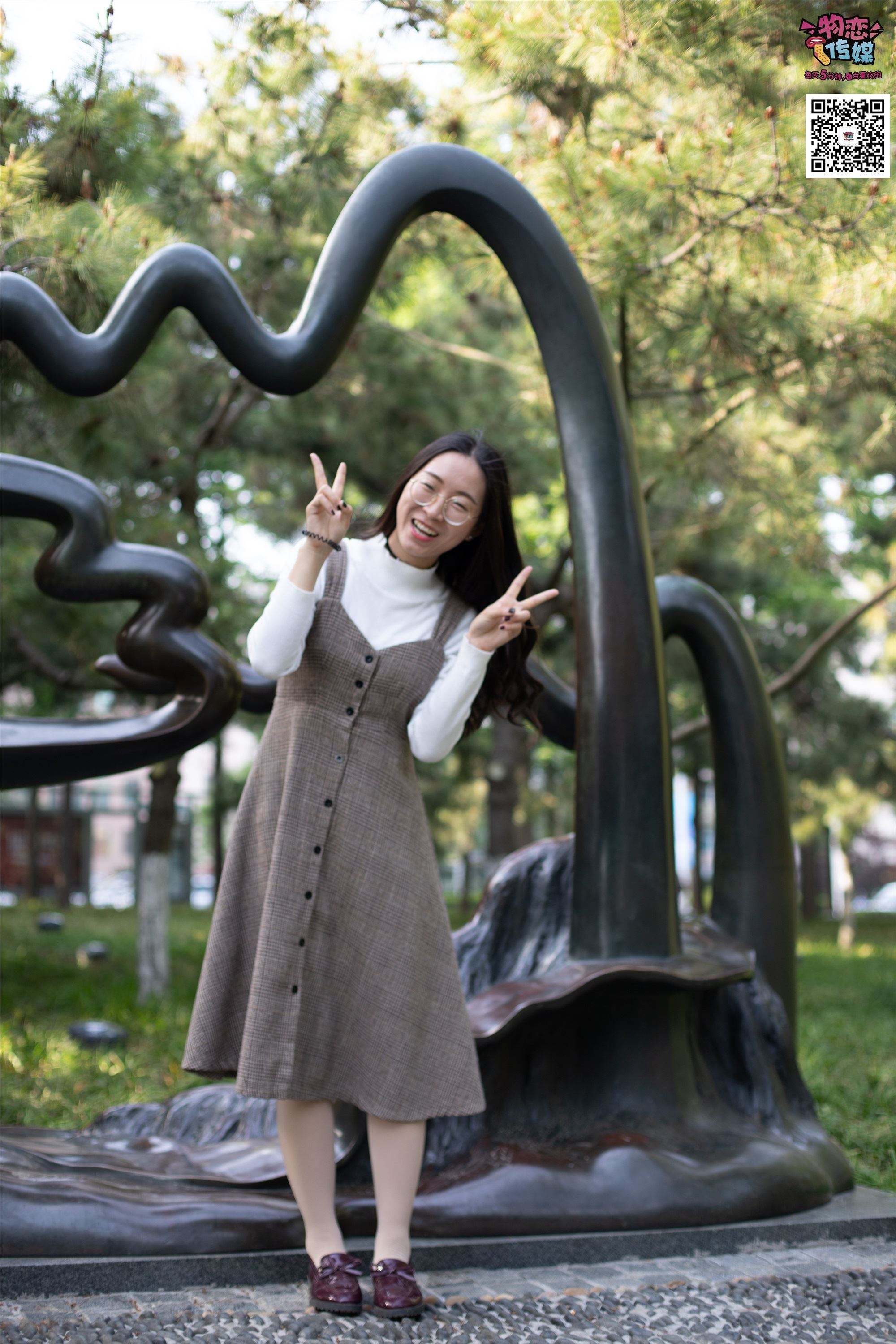 物恋传媒 No.015 书香气质女生，肉丝搭配白棉袜