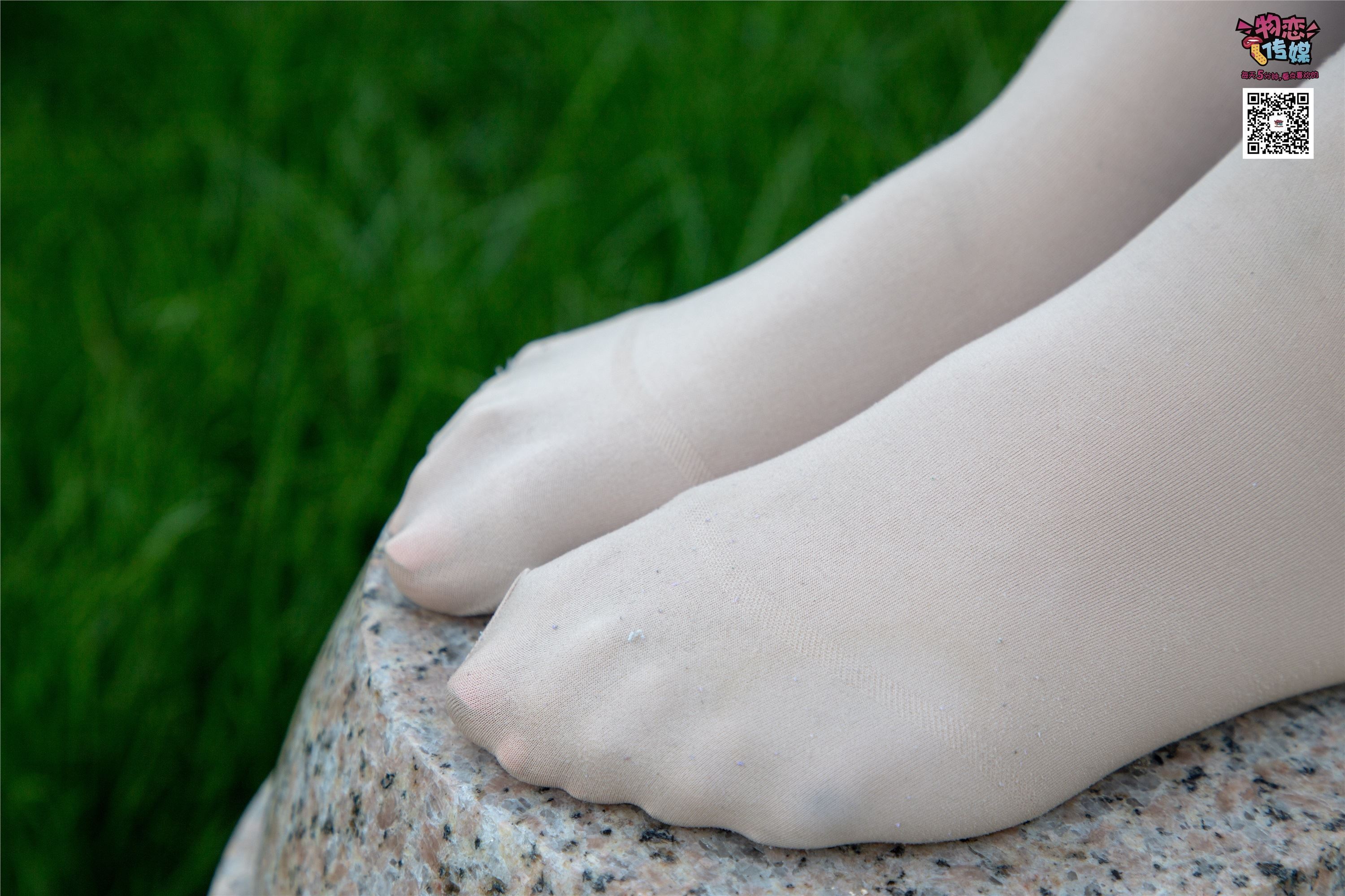 物恋传媒 No.015 书香气质女生，肉丝搭配白棉袜