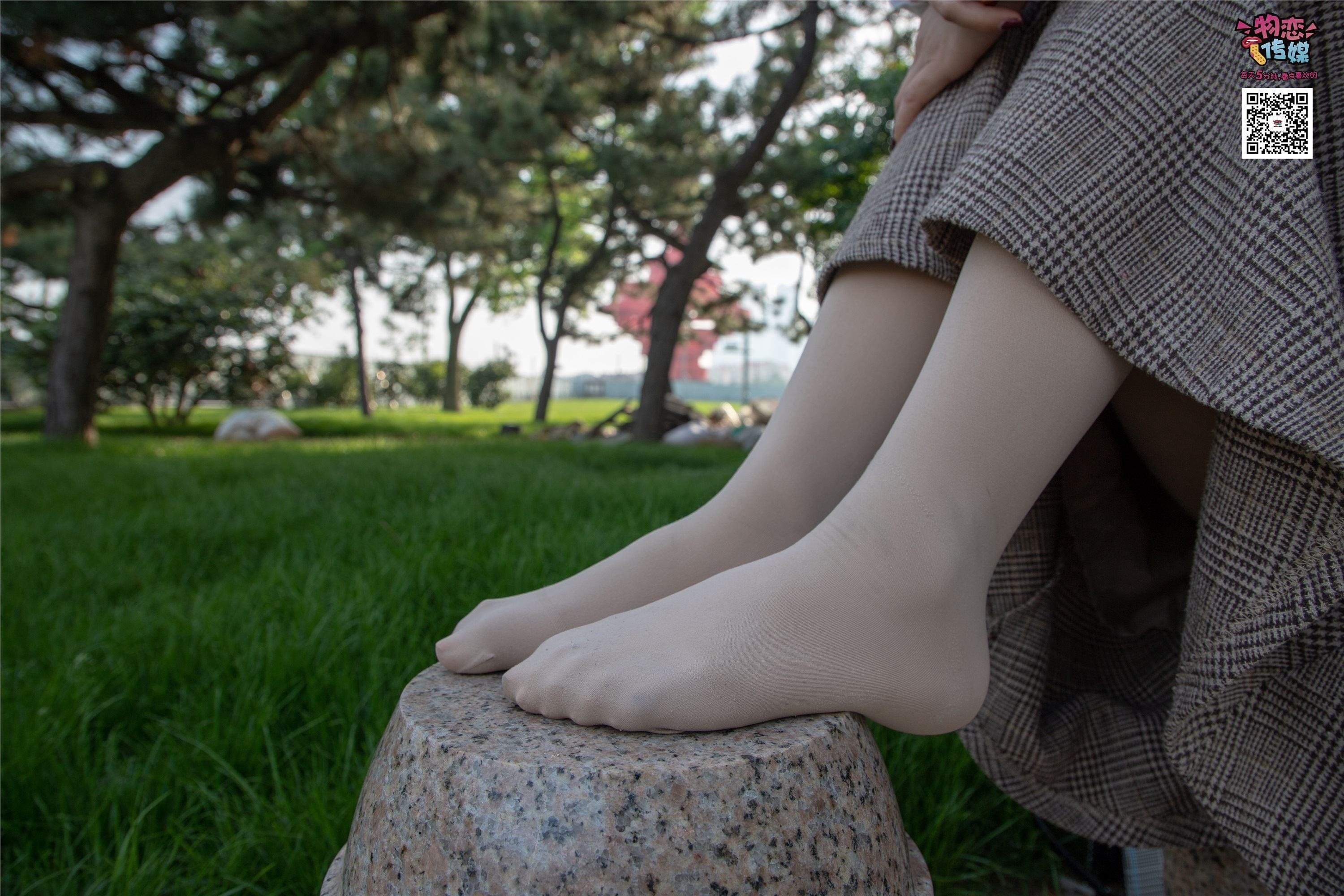 物恋传媒 No.015 书香气质女生，肉丝搭配白棉袜