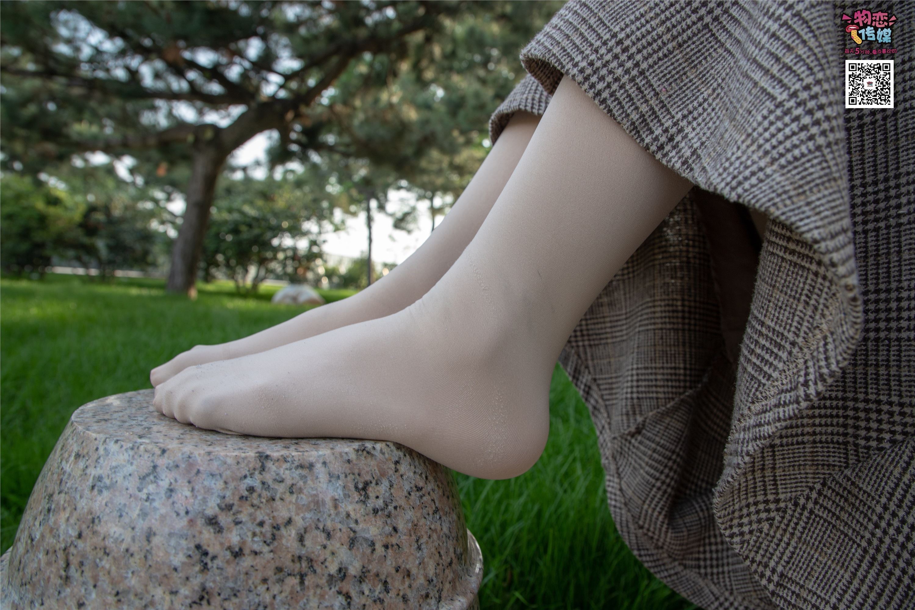 物恋传媒 No.015 书香气质女生，肉丝搭配白棉袜