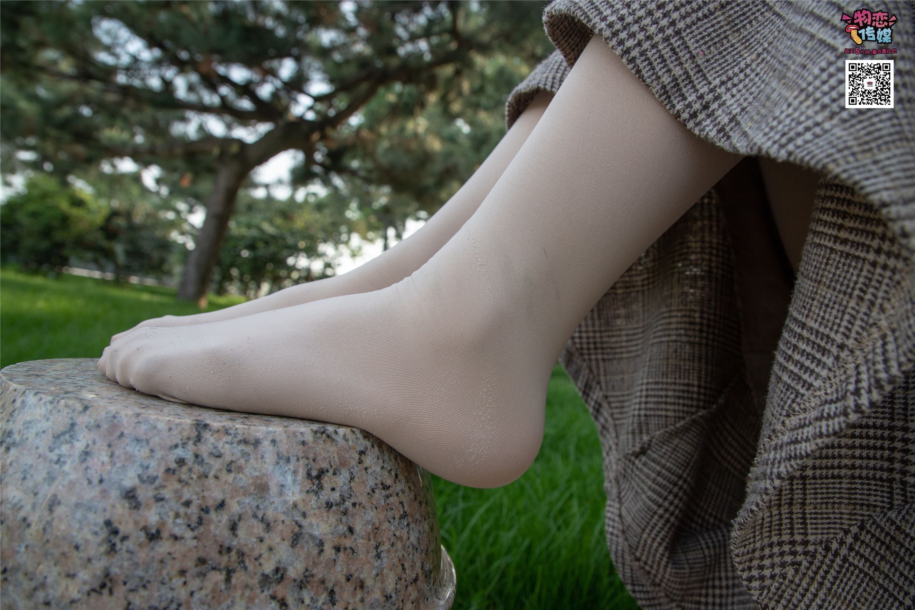 物恋传媒 No.015 书香气质女生，肉丝搭配白棉袜