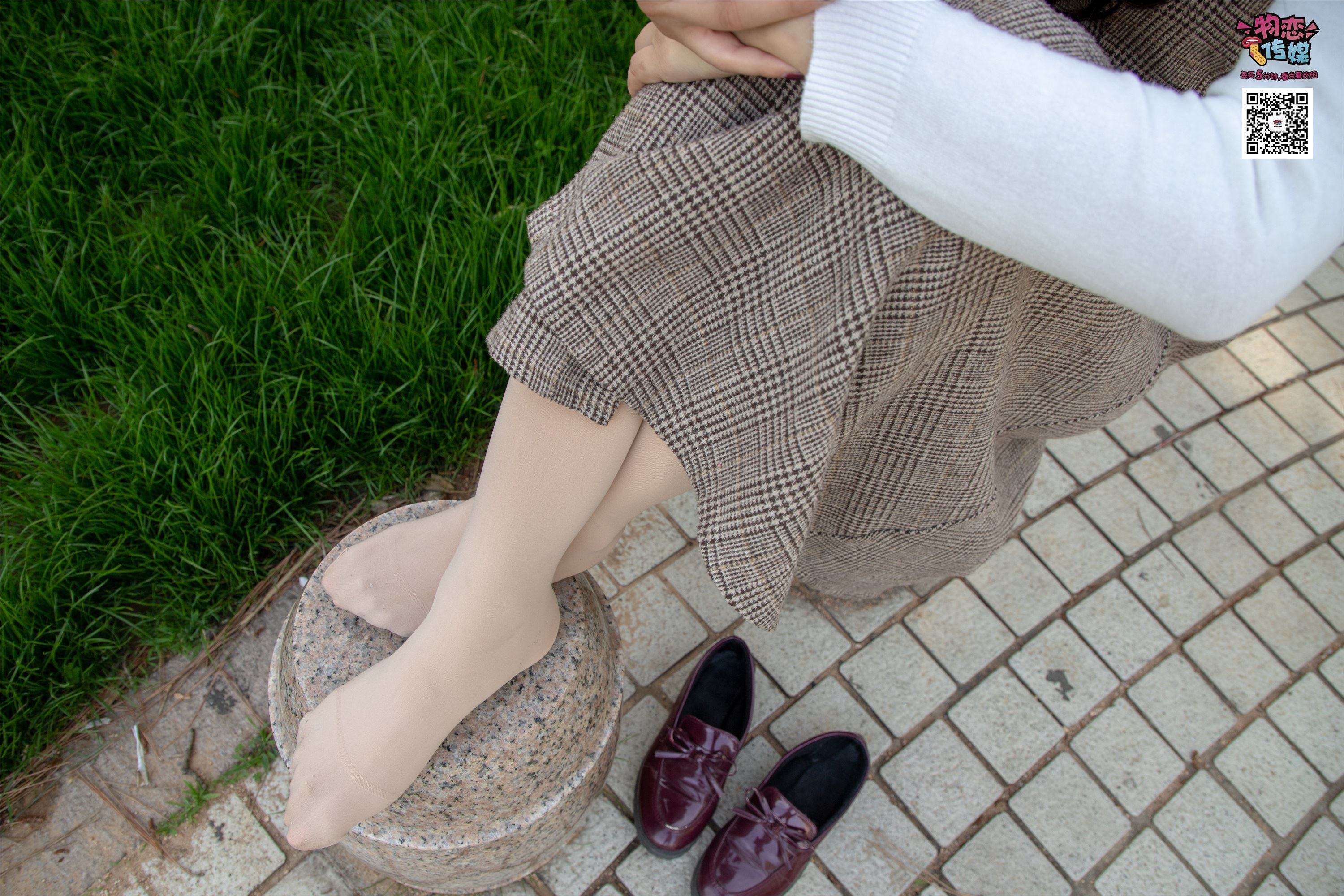 物恋传媒 No.015 书香气质女生，肉丝搭配白棉袜