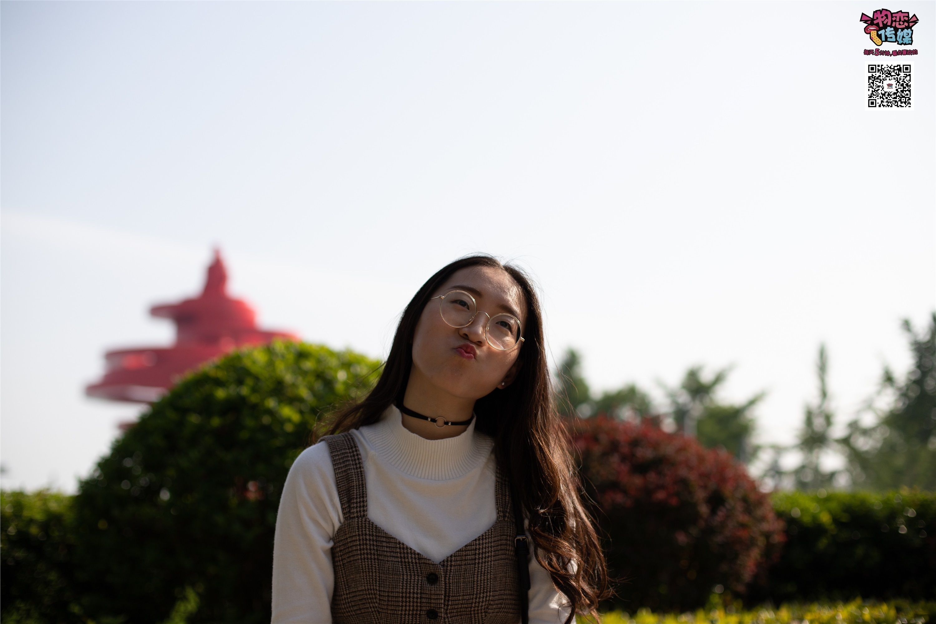 物恋传媒 No.015 书香气质女生，肉丝搭配白棉袜