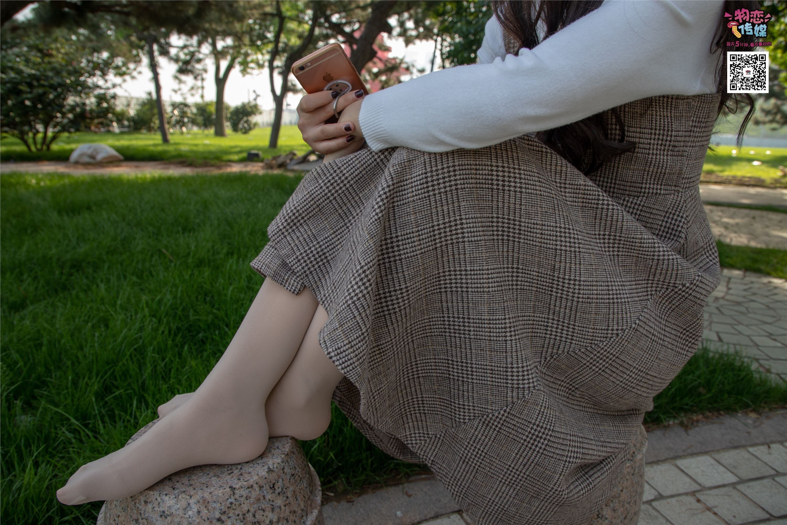 物恋传媒 No.015 书香气质女生，肉丝搭配白棉袜