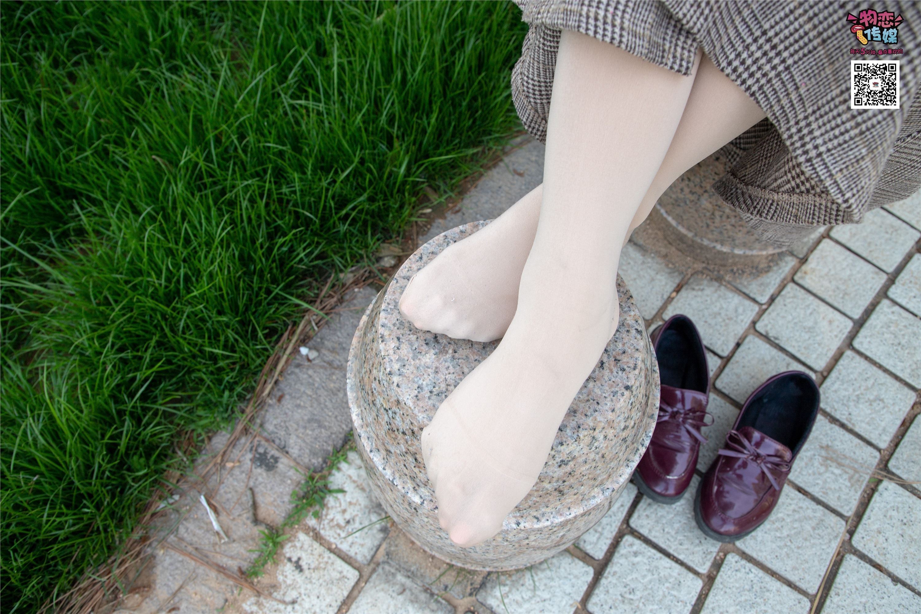 物恋传媒 No.015 书香气质女生，肉丝搭配白棉袜