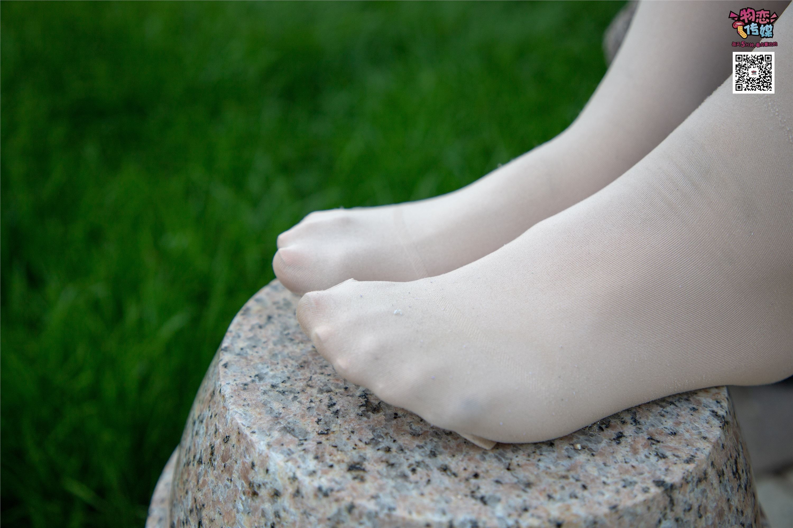 物恋传媒 No.015 书香气质女生，肉丝搭配白棉袜