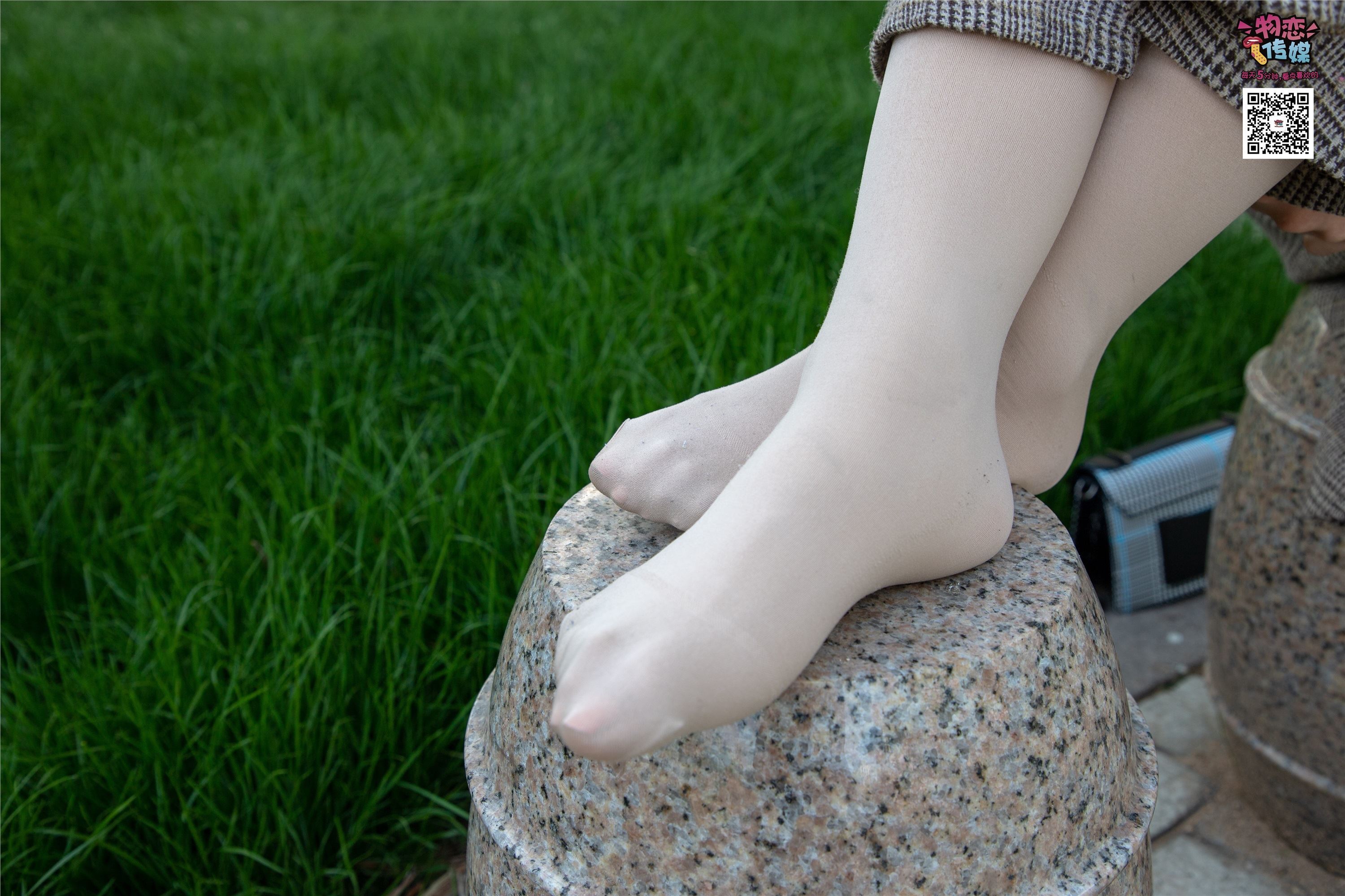 物恋传媒 No.015 书香气质女生，肉丝搭配白棉袜