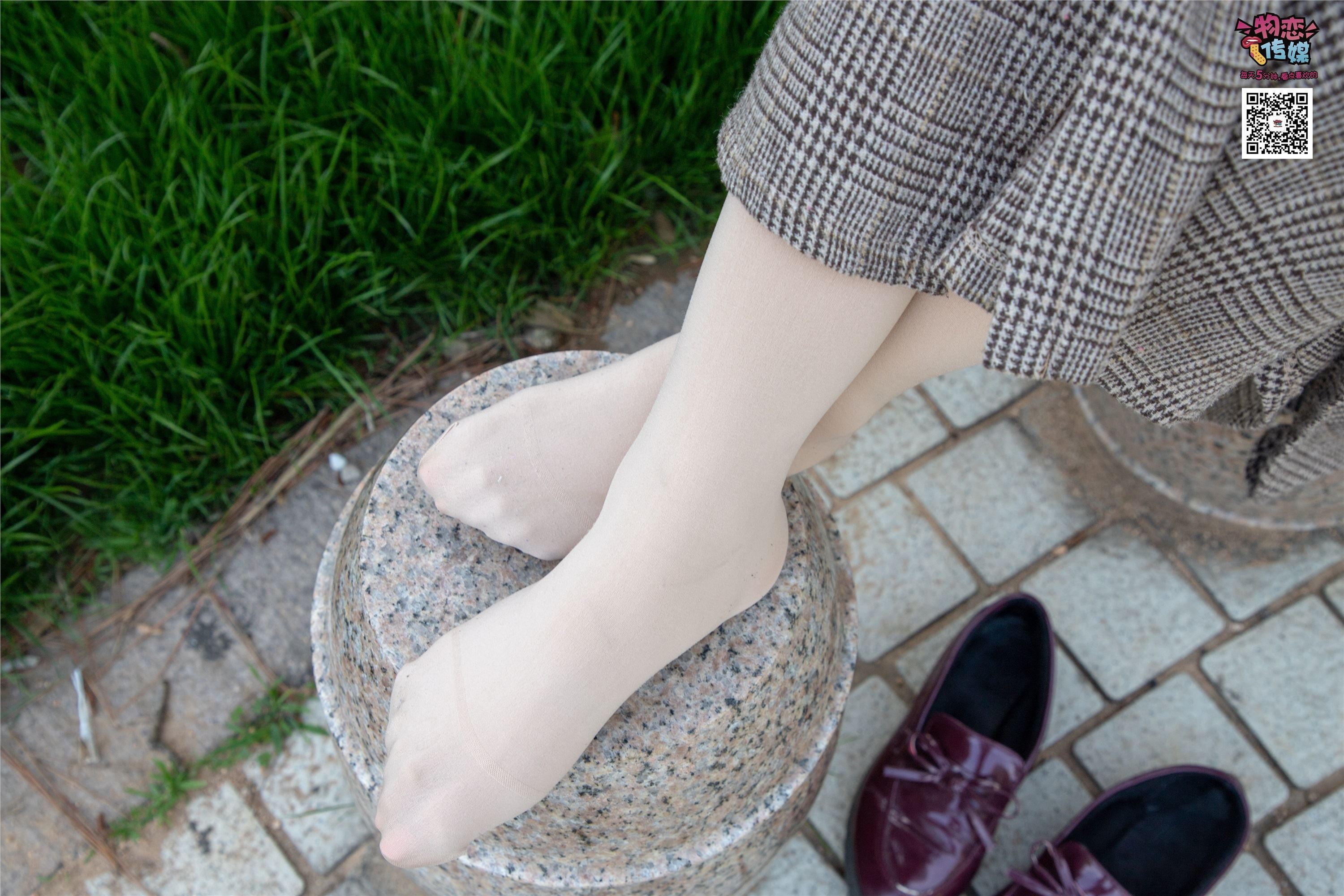 物恋传媒 No.015 书香气质女生，肉丝搭配白棉袜