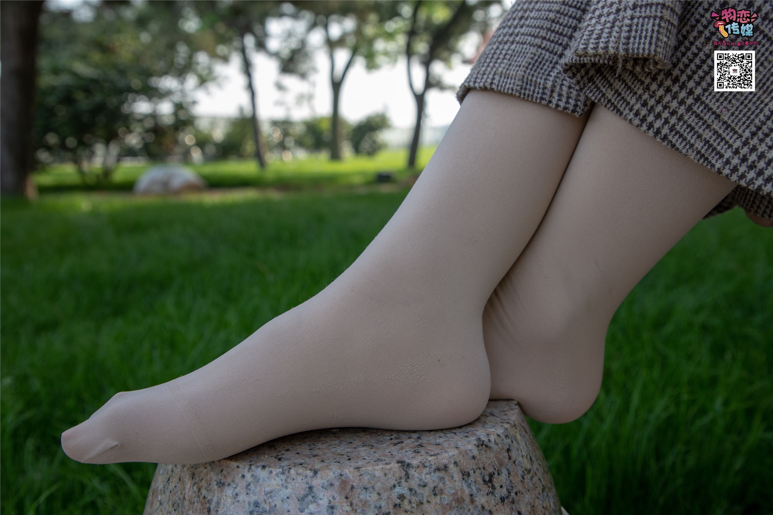 物恋传媒 No.015 书香气质女生，肉丝搭配白棉袜