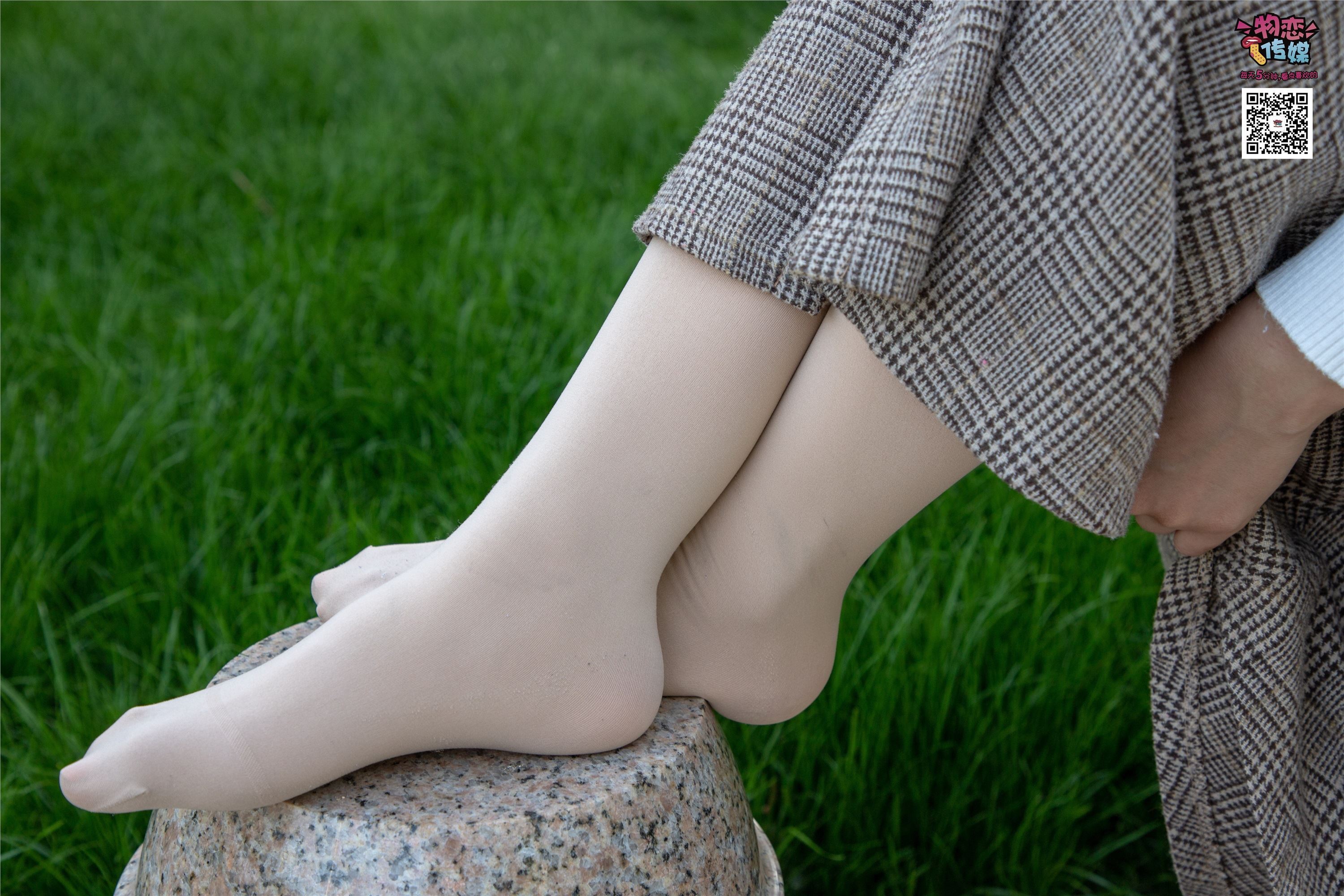 物恋传媒 No.015 书香气质女生，肉丝搭配白棉袜