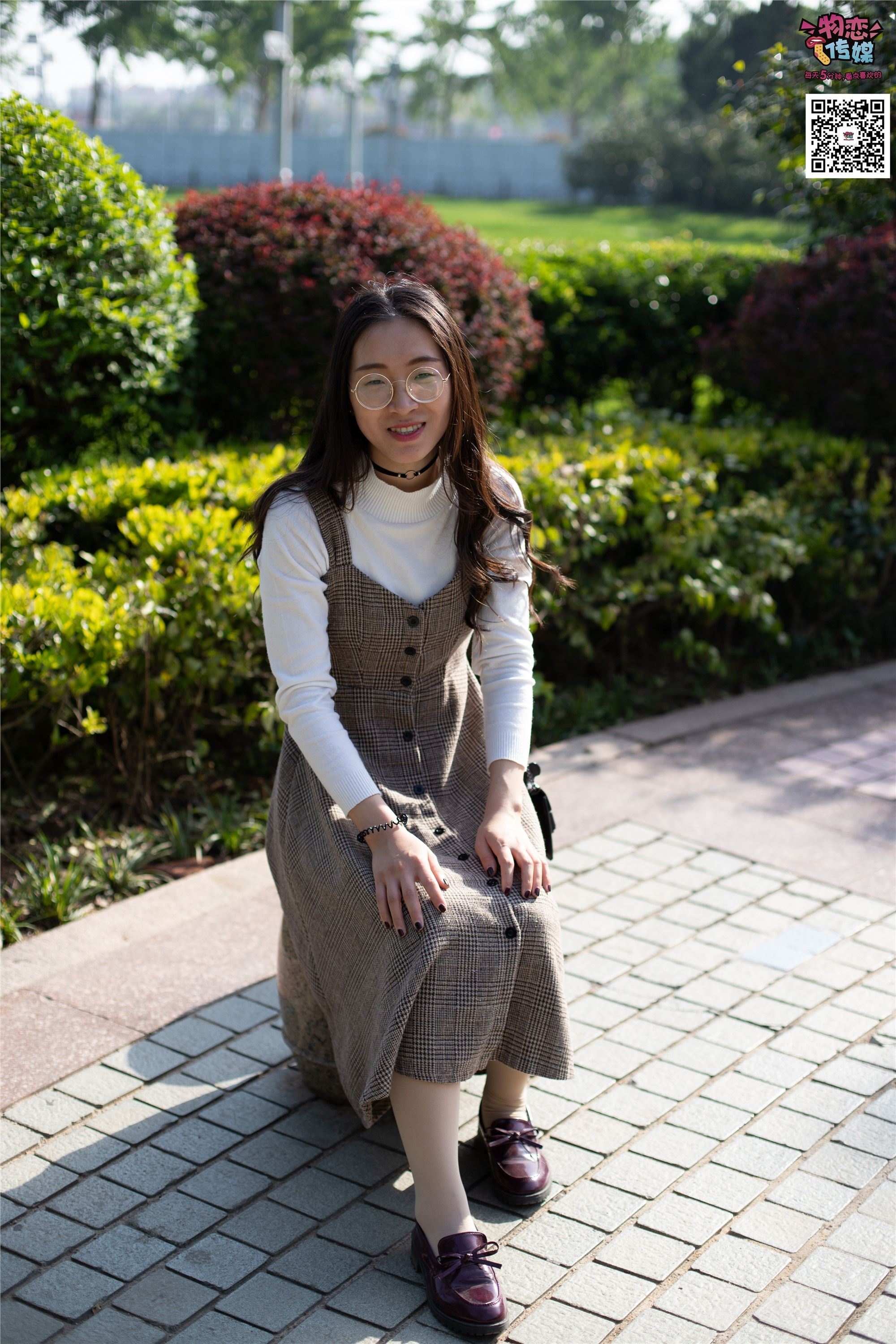 物恋传媒 No.015 书香气质女生，肉丝搭配白棉袜