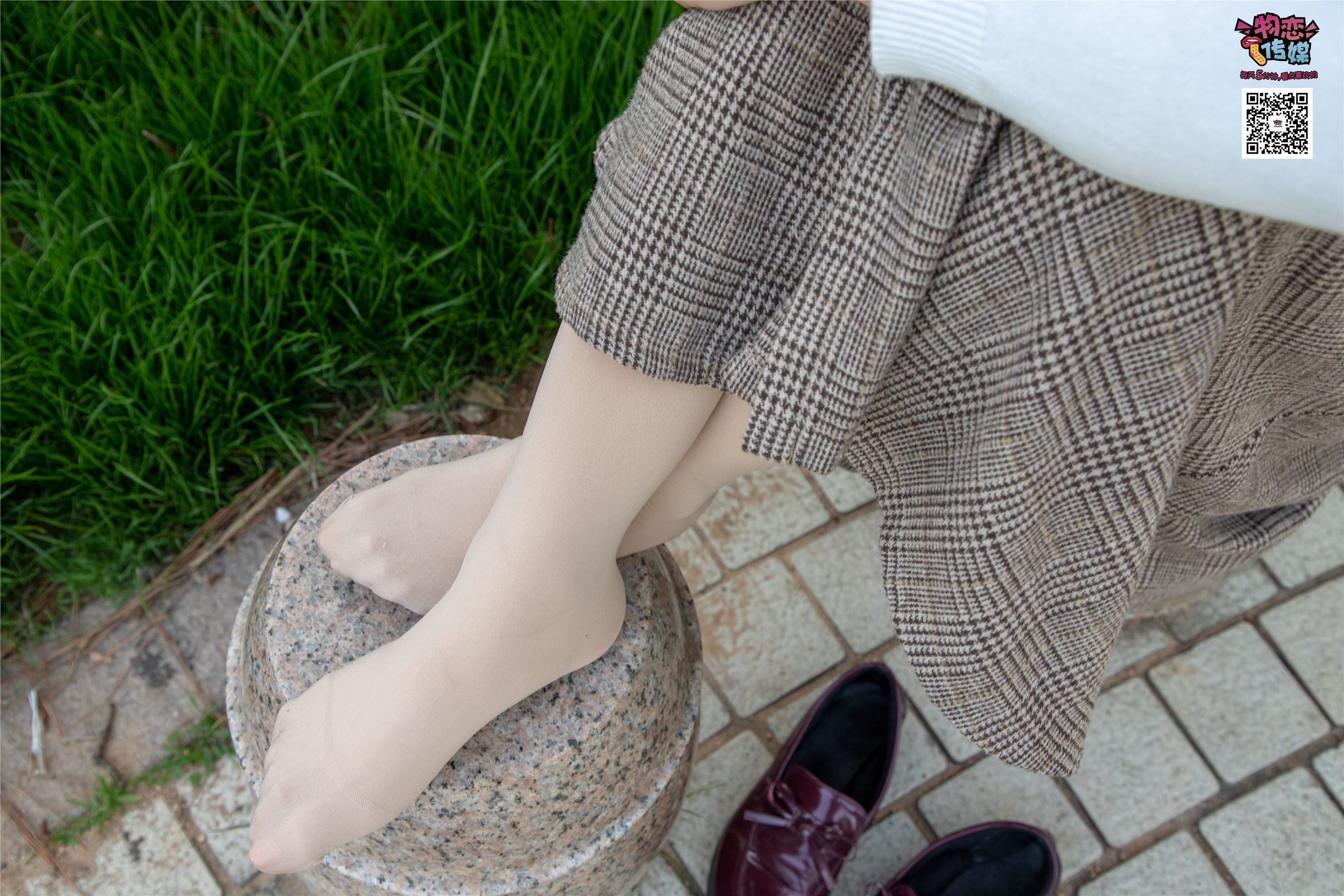 物恋传媒 No.015 书香气质女生，肉丝搭配白棉袜