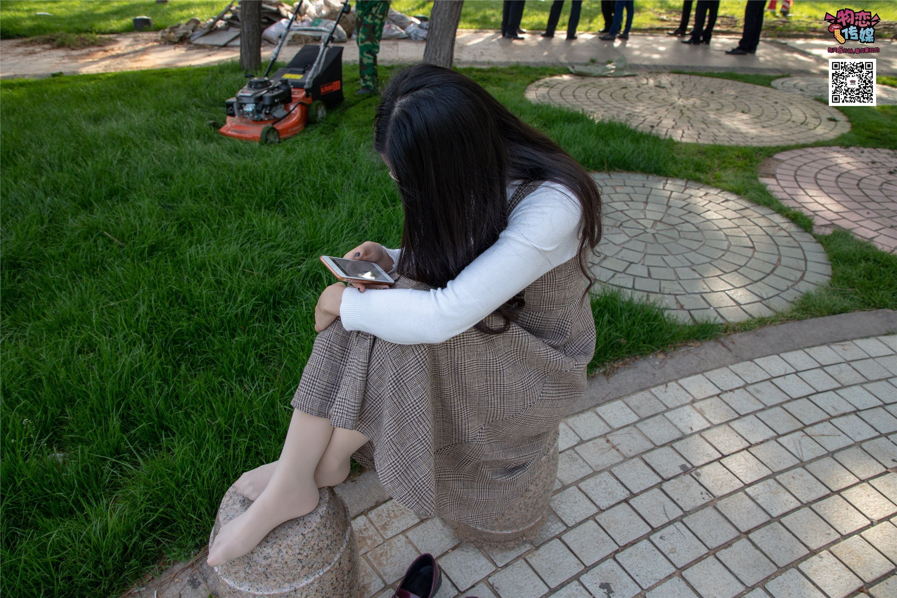 物恋传媒 No.015 书香气质女生，肉丝搭配白棉袜