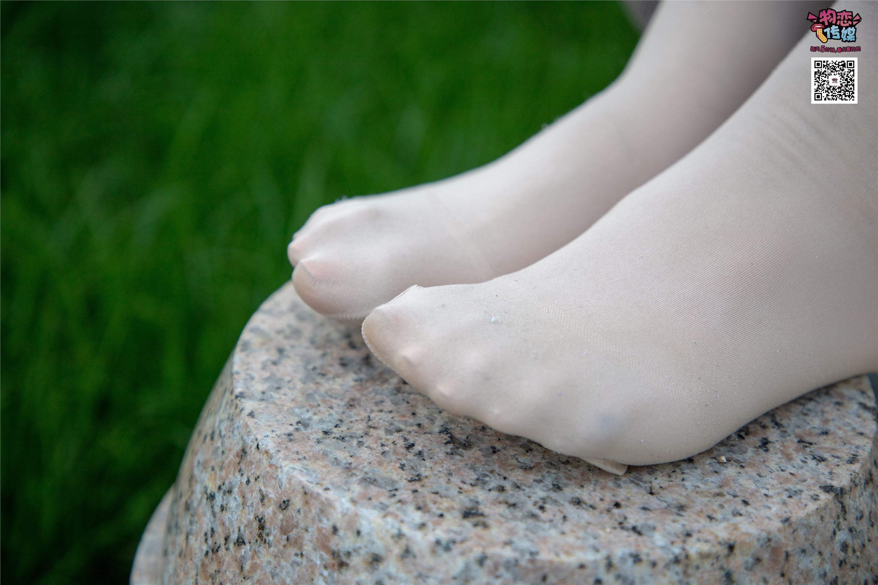 物恋传媒 No.015 书香气质女生，肉丝搭配白棉袜