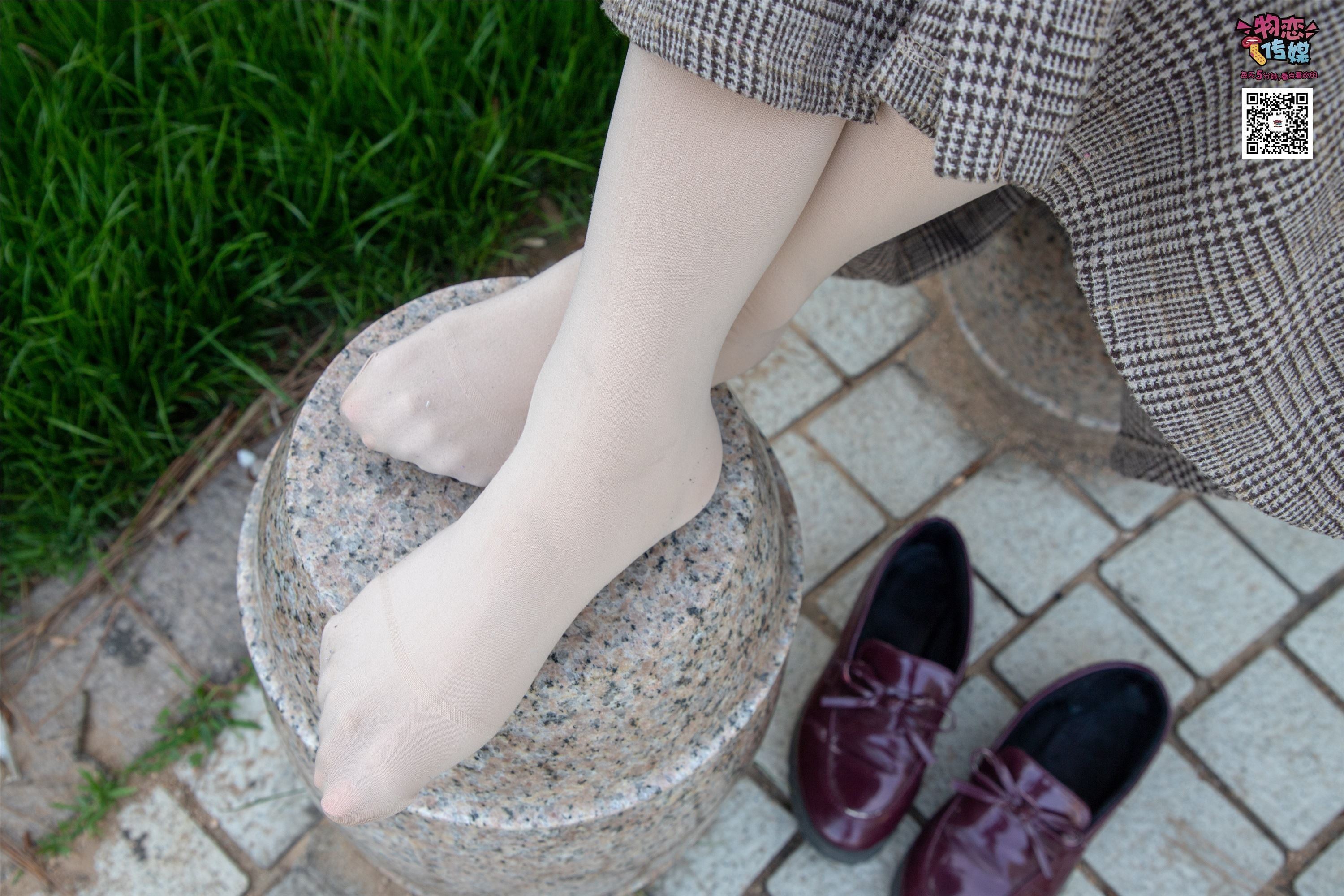 物恋传媒 No.015 书香气质女生，肉丝搭配白棉袜