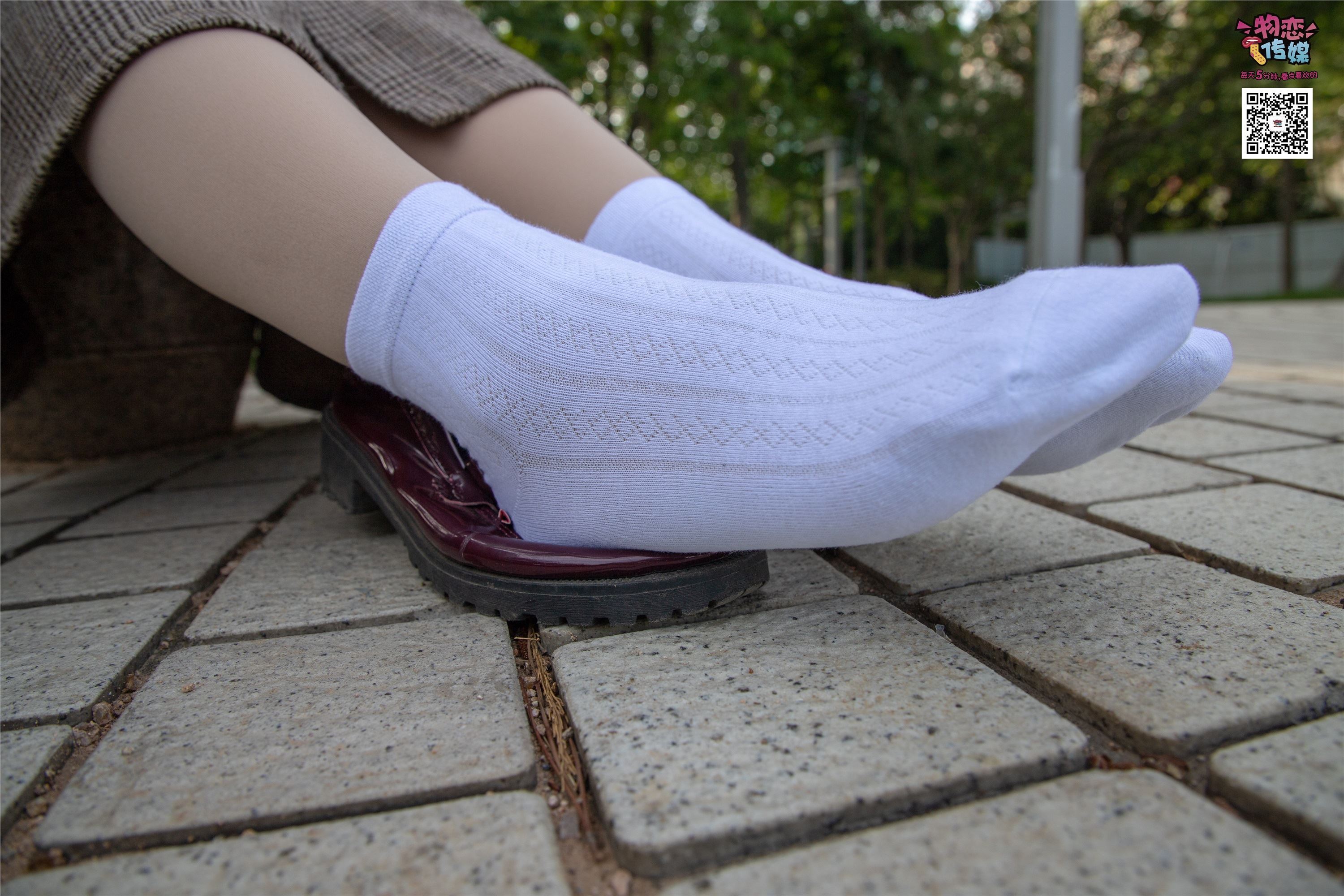 物恋传媒 No.015 书香气质女生，肉丝搭配白棉袜