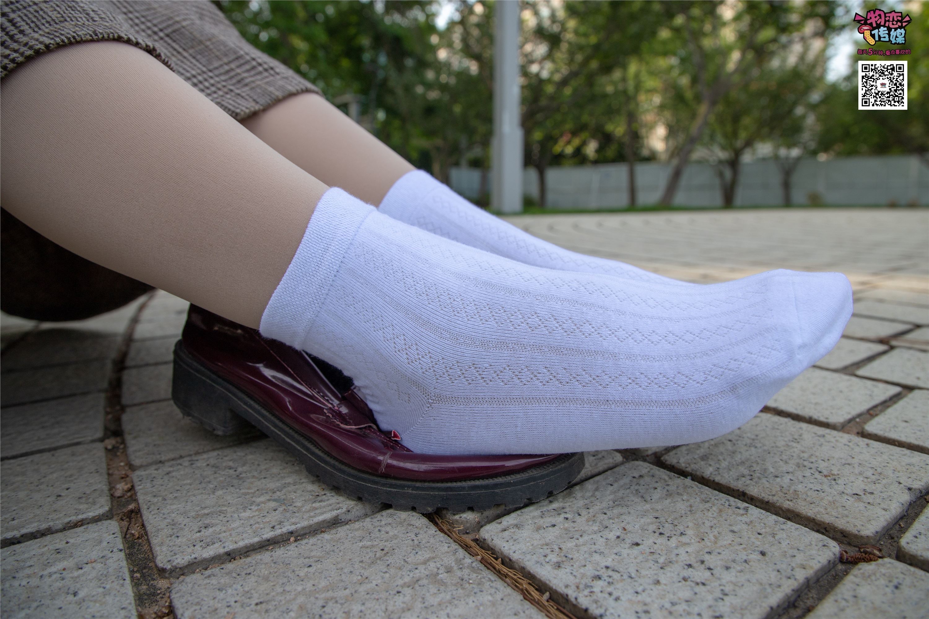 物恋传媒 No.015 书香气质女生，肉丝搭配白棉袜