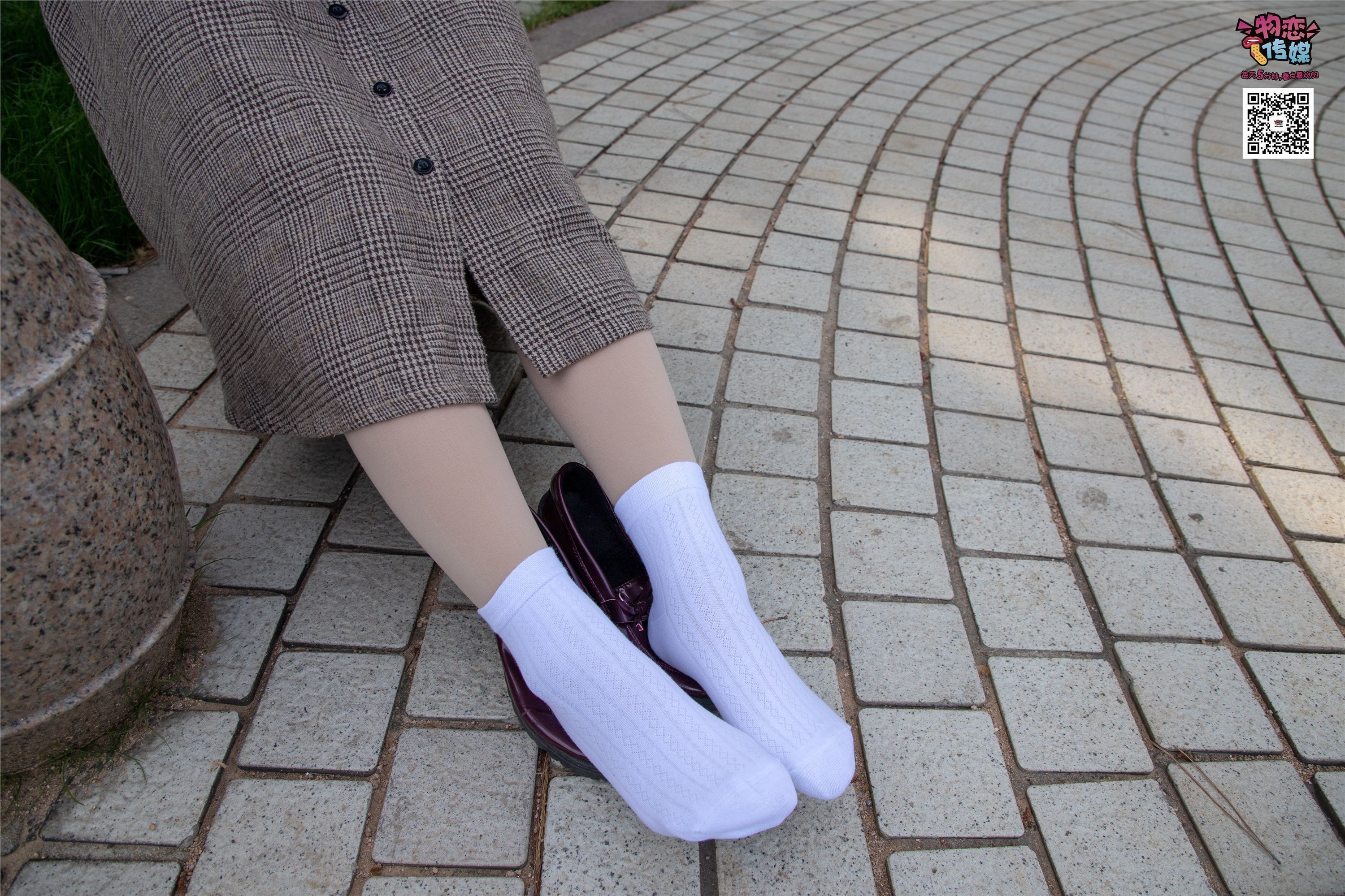 物恋传媒 No.015 书香气质女生，肉丝搭配白棉袜