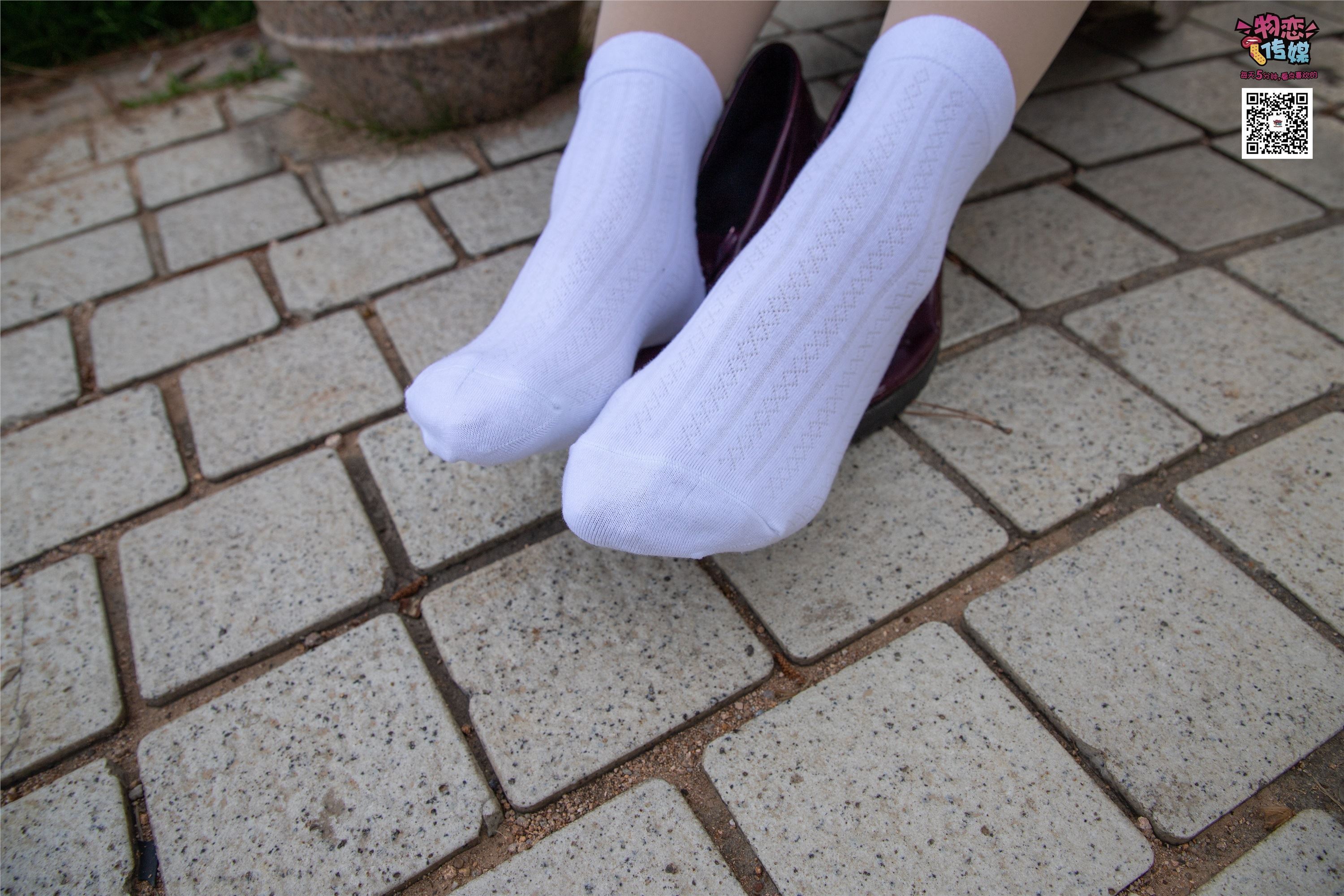 物恋传媒 No.015 书香气质女生，肉丝搭配白棉袜