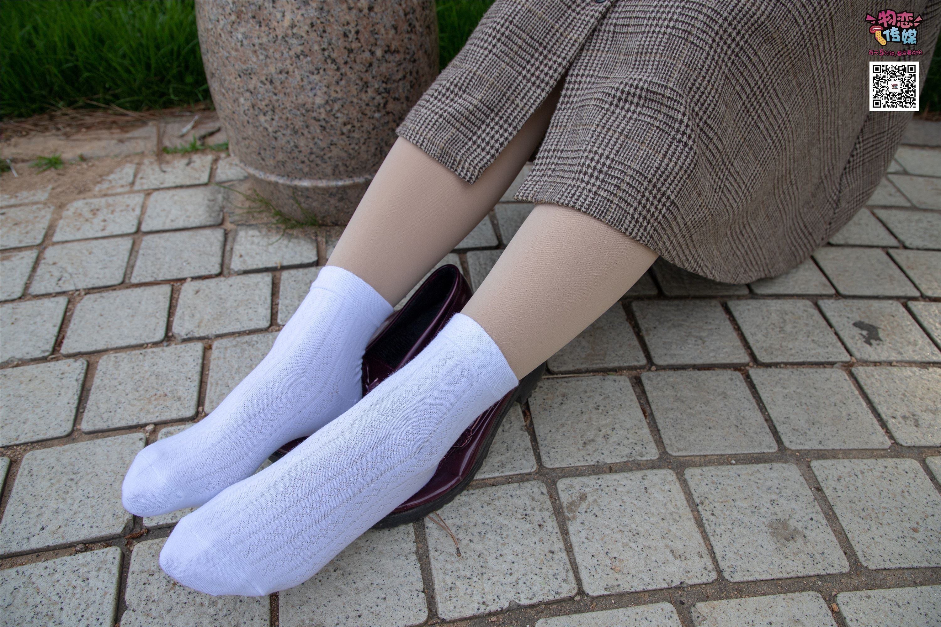 物恋传媒 No.015 书香气质女生，肉丝搭配白棉袜