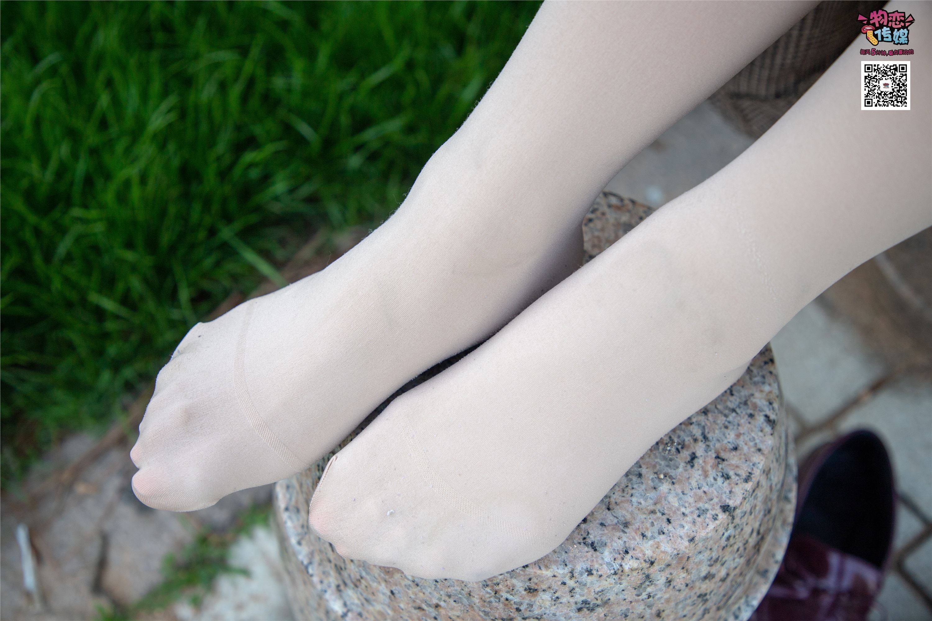 物恋传媒 No.015 书香气质女生，肉丝搭配白棉袜