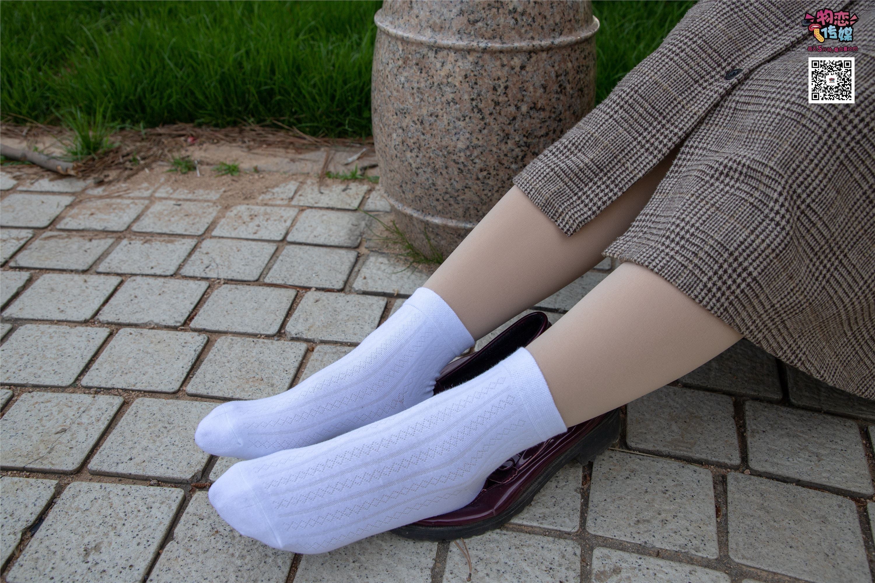 物恋传媒 No.015 书香气质女生，肉丝搭配白棉袜