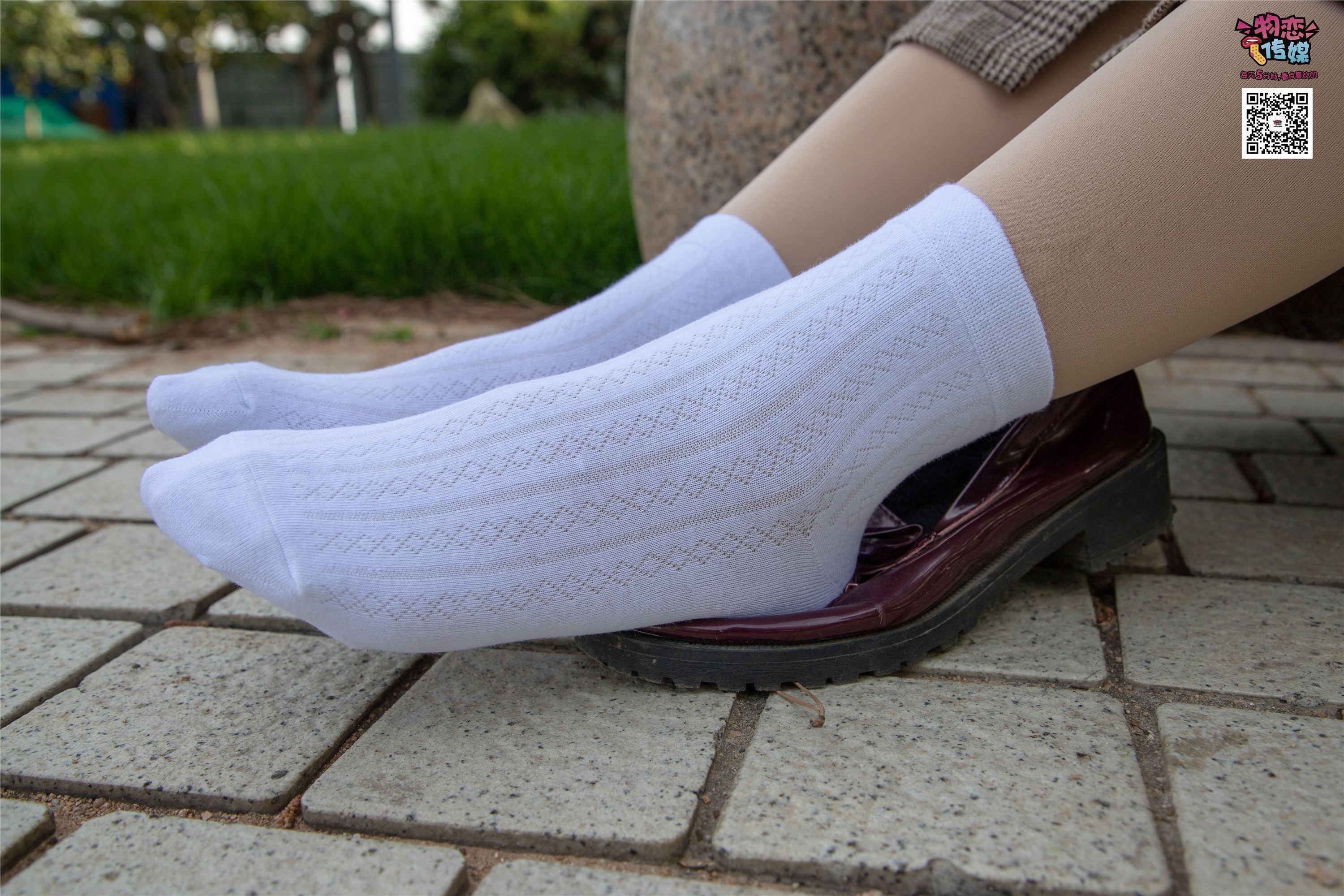 物恋传媒 No.015 书香气质女生，肉丝搭配白棉袜