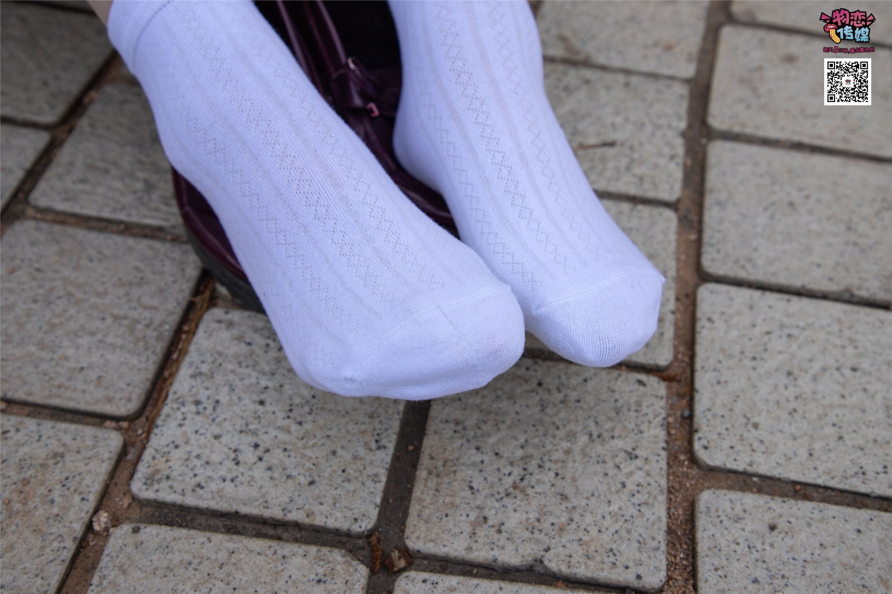 物恋传媒 No.015 书香气质女生，肉丝搭配白棉袜