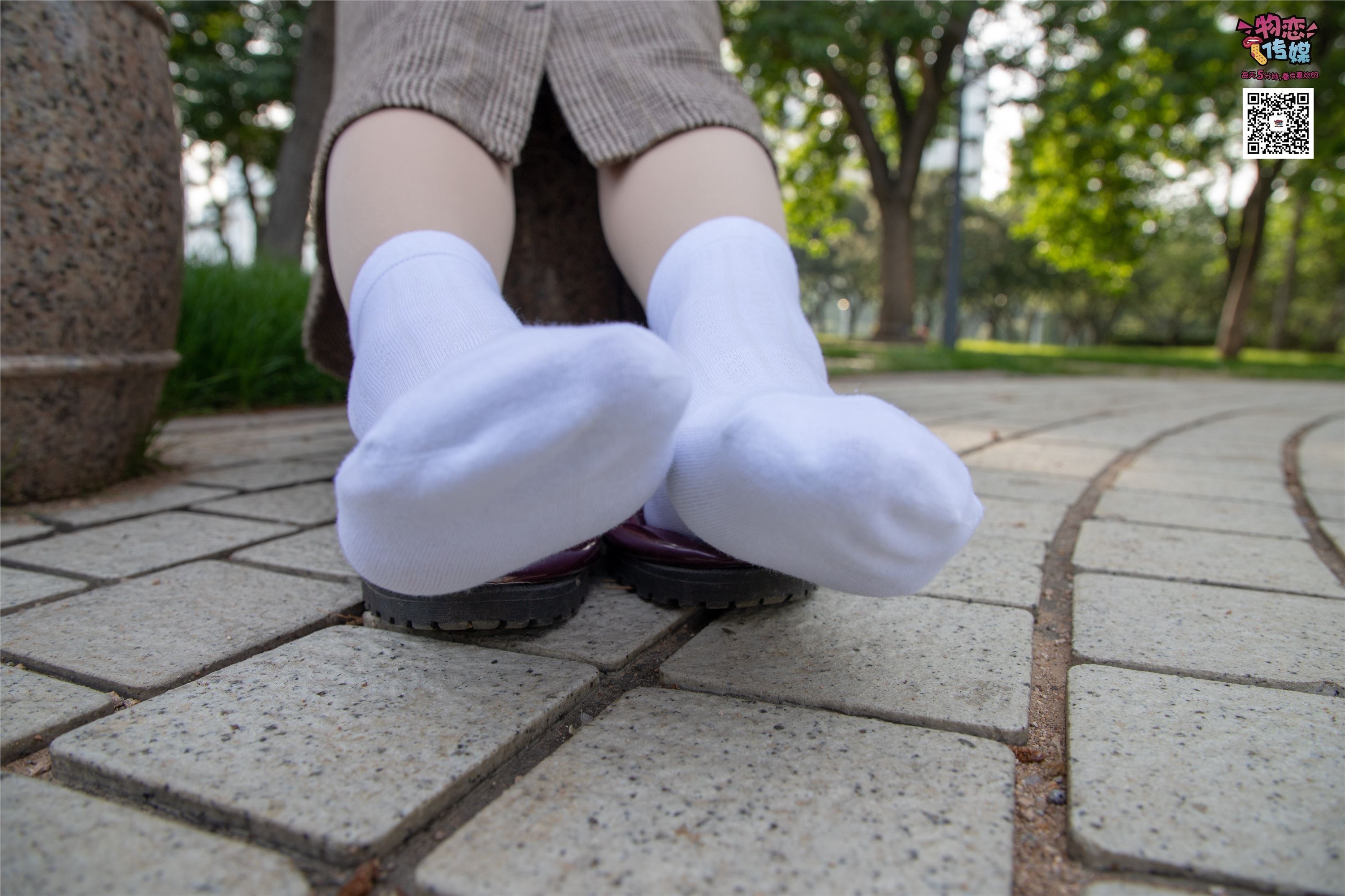 物恋传媒 No.015 书香气质女生，肉丝搭配白棉袜