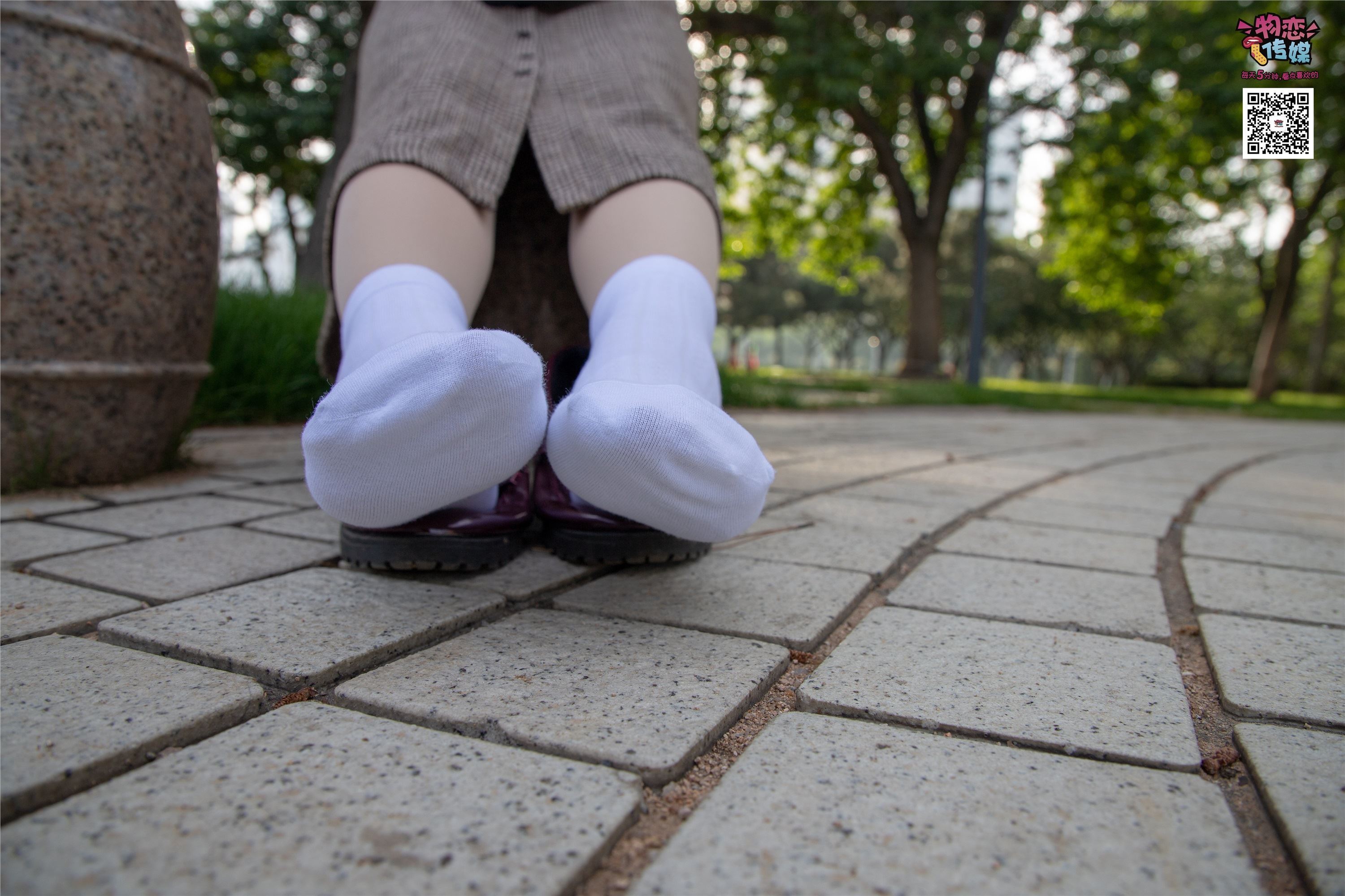 物恋传媒 No.015 书香气质女生，肉丝搭配白棉袜
