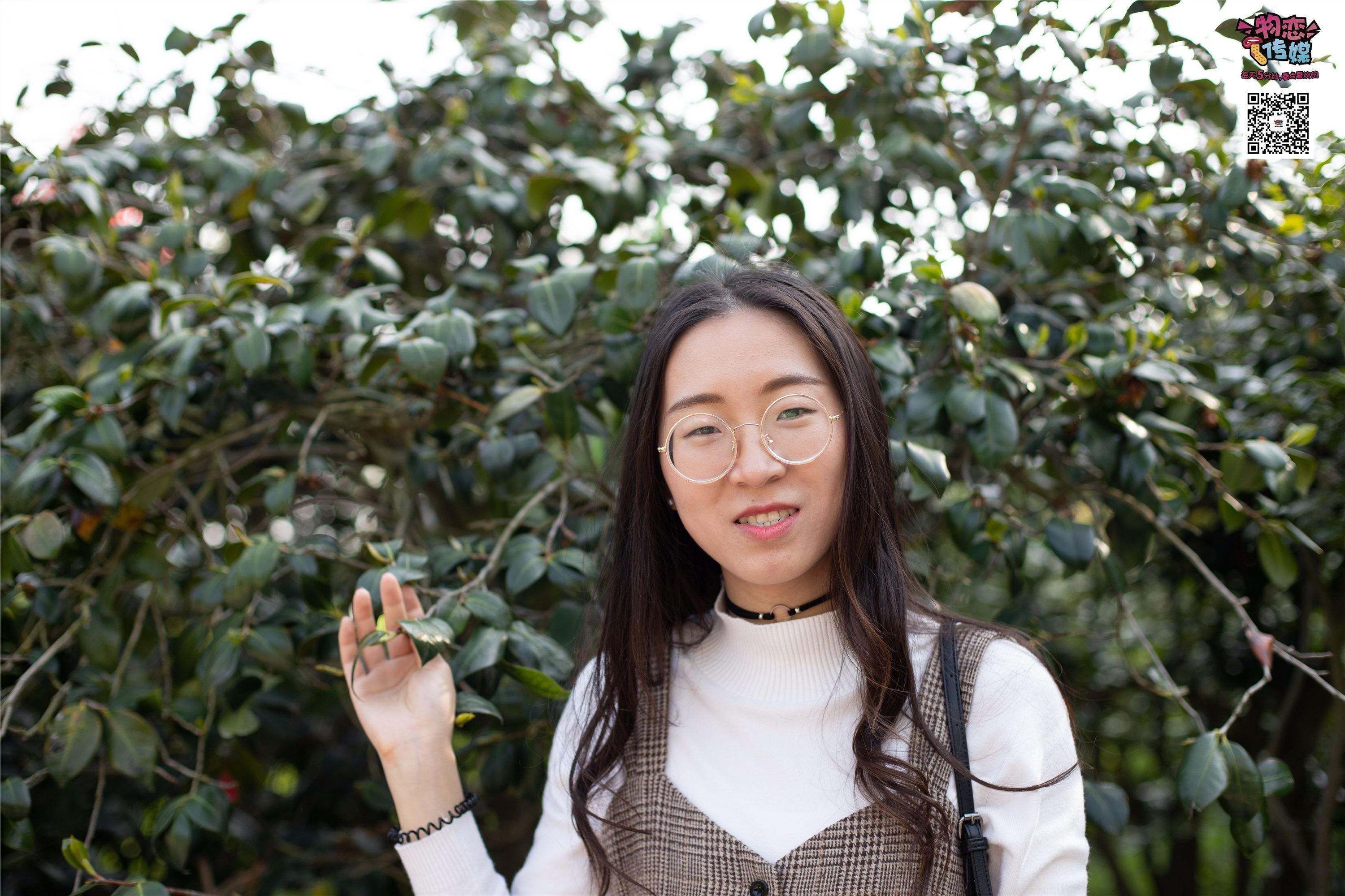 物恋传媒 No.015 书香气质女生，肉丝搭配白棉袜