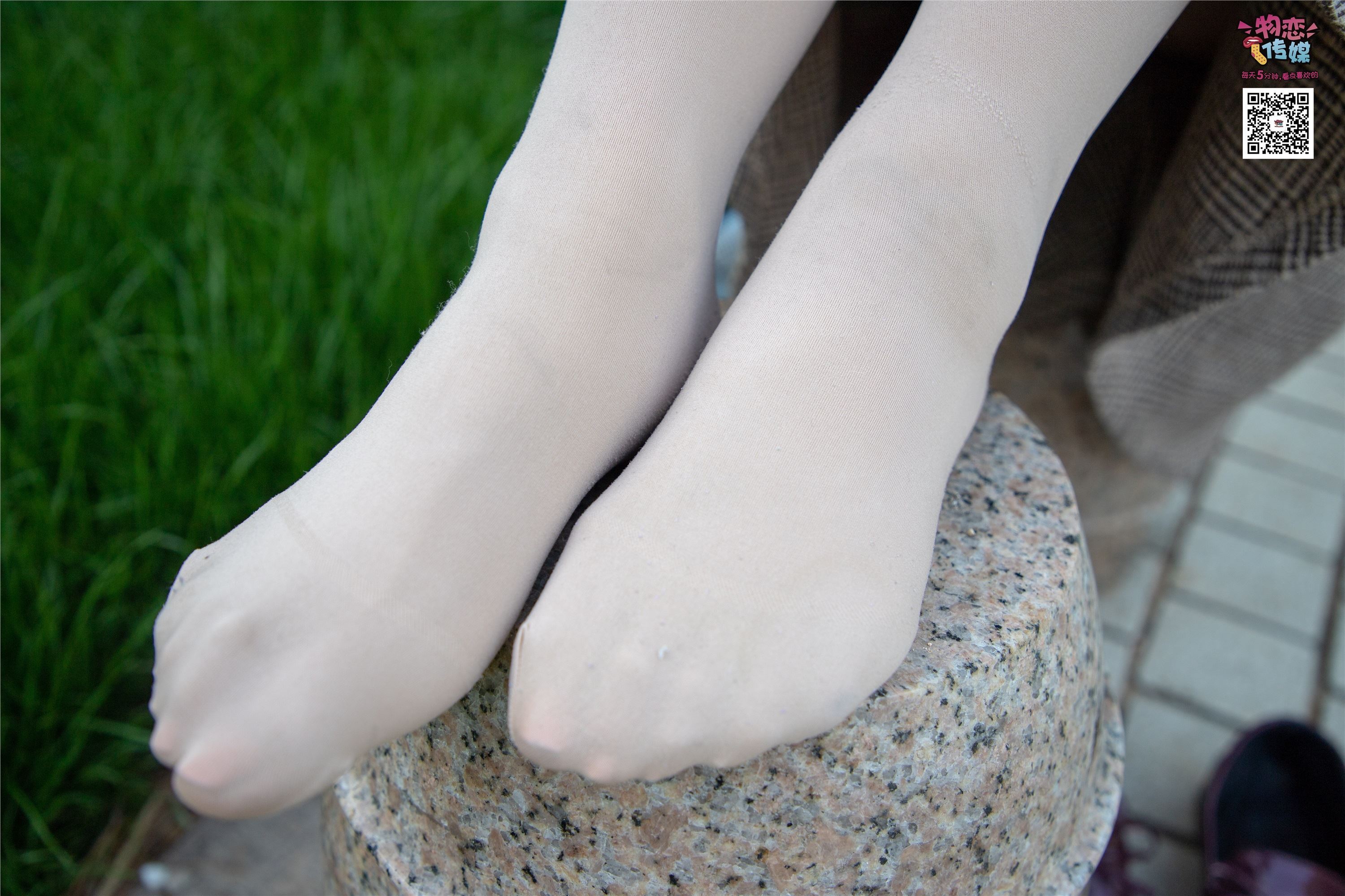 物恋传媒 No.015 书香气质女生，肉丝搭配白棉袜