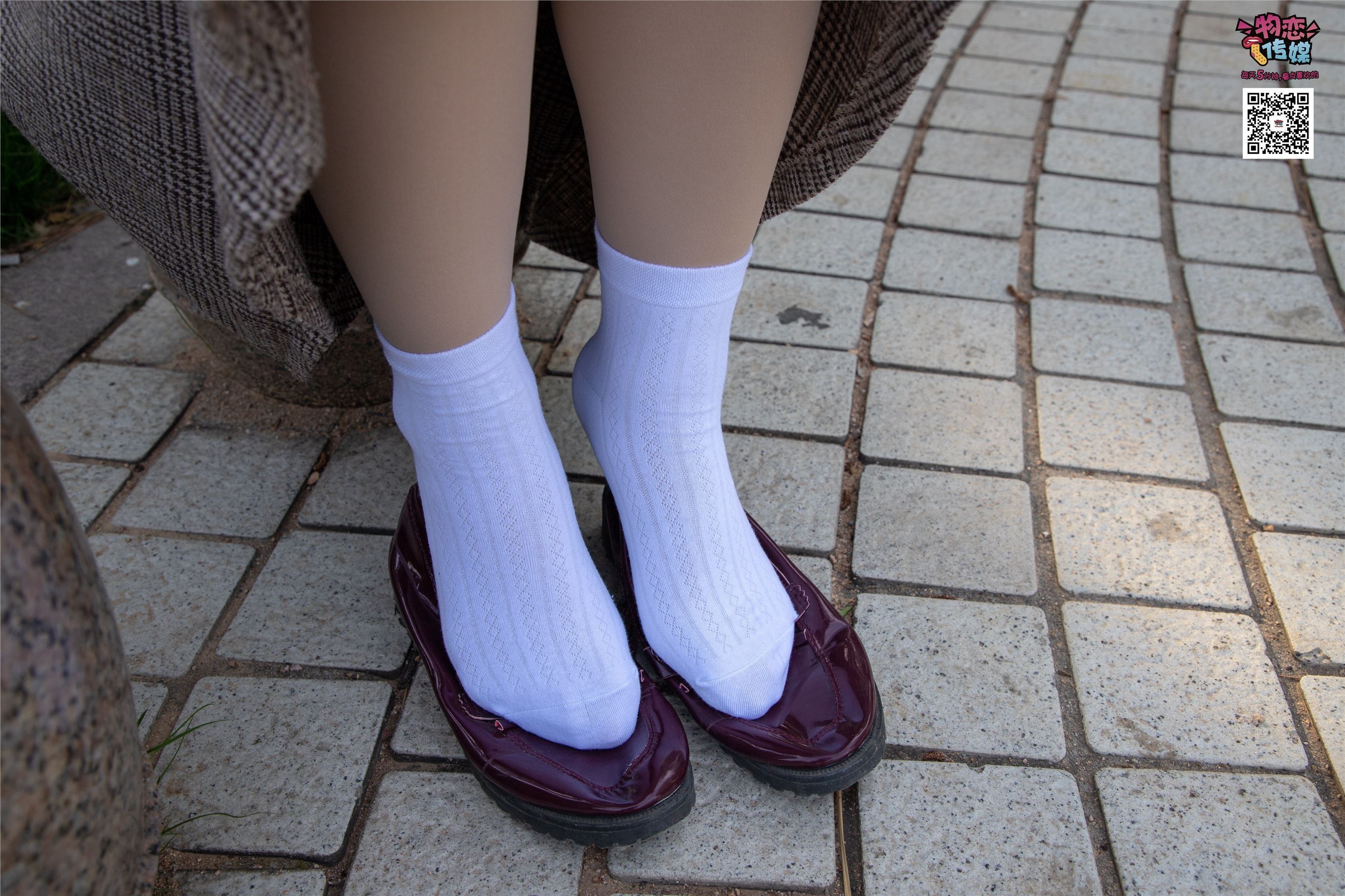 物恋传媒 No.015 书香气质女生，肉丝搭配白棉袜