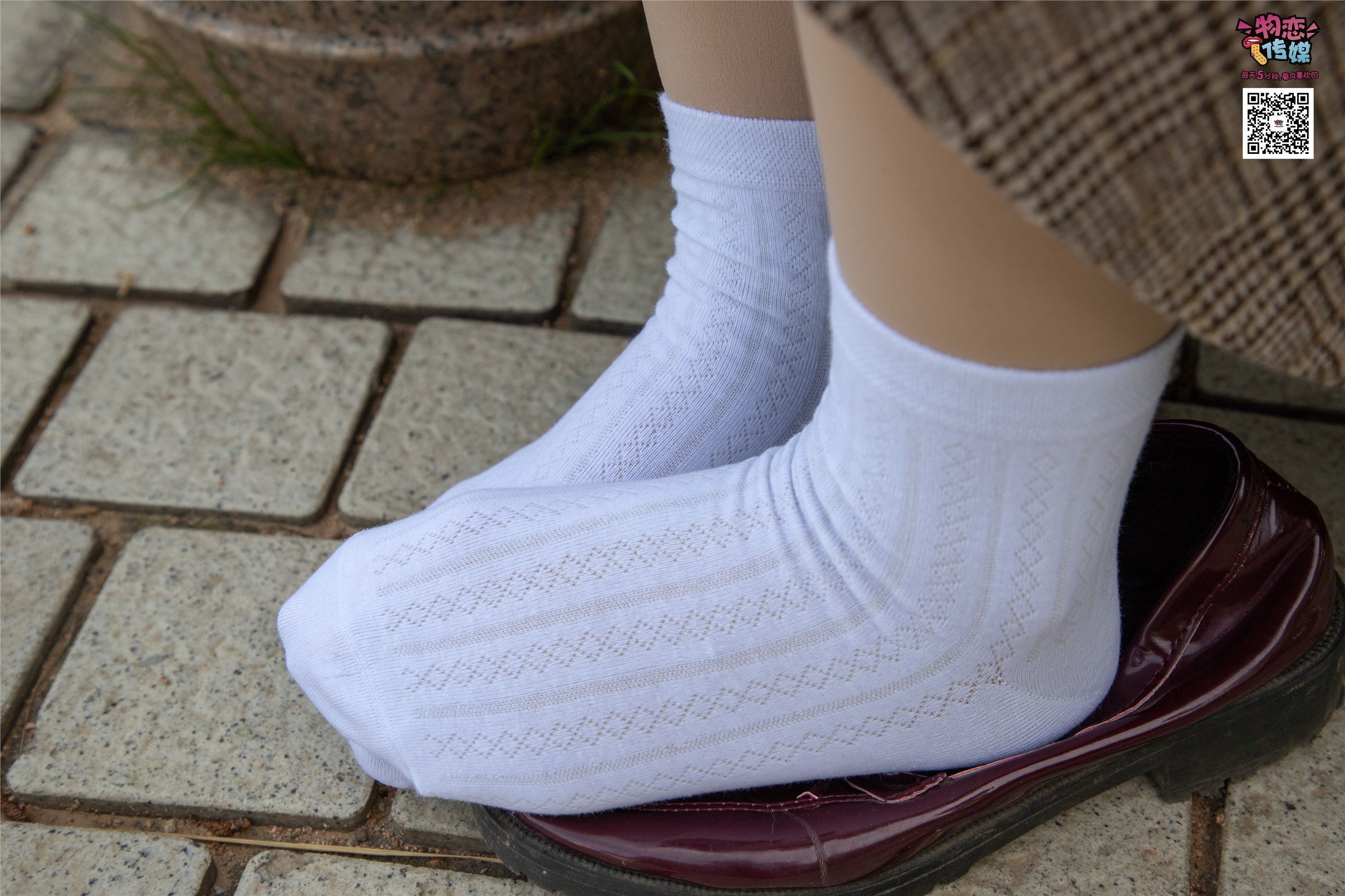 物恋传媒 No.015 书香气质女生，肉丝搭配白棉袜