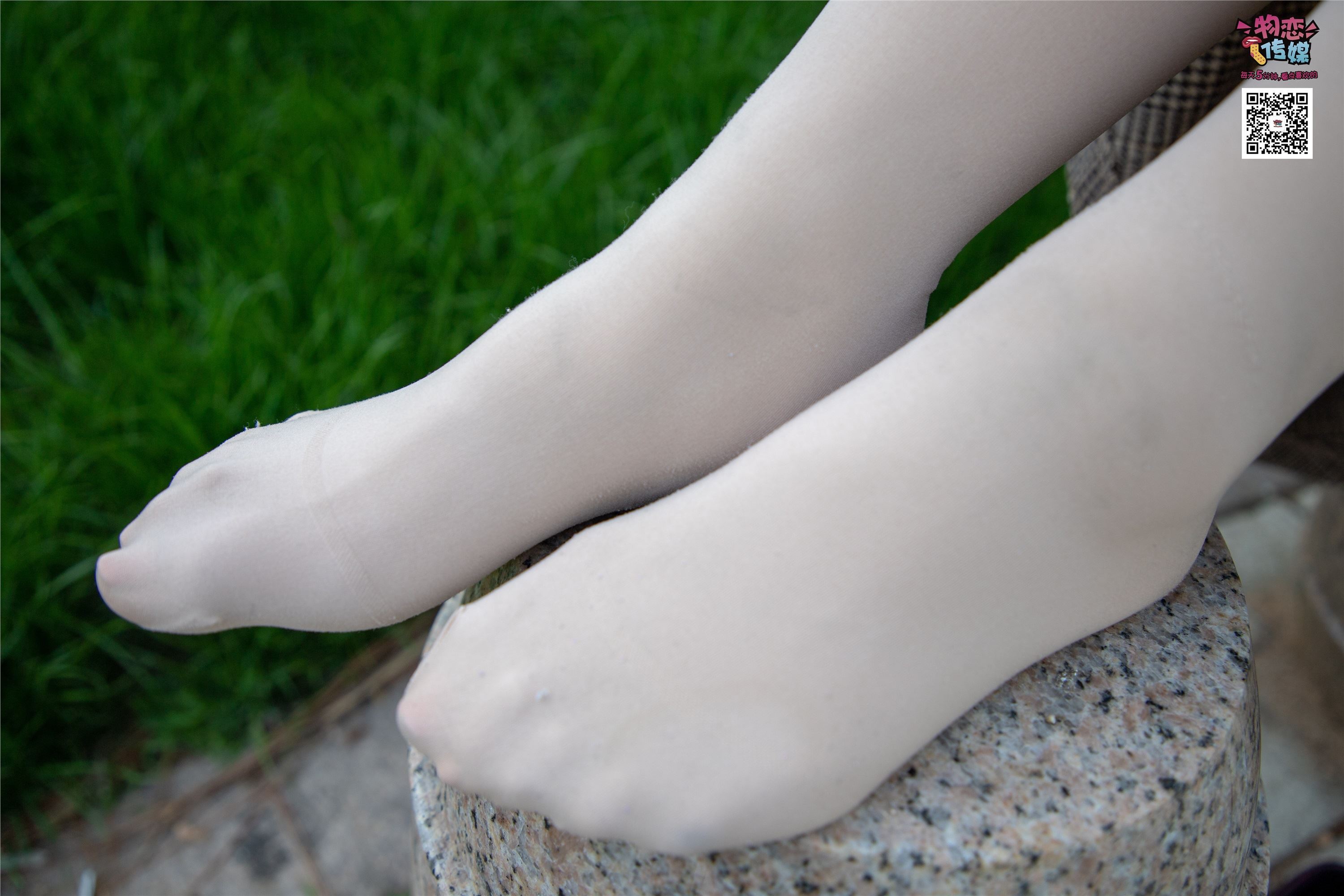 物恋传媒 No.015 书香气质女生，肉丝搭配白棉袜