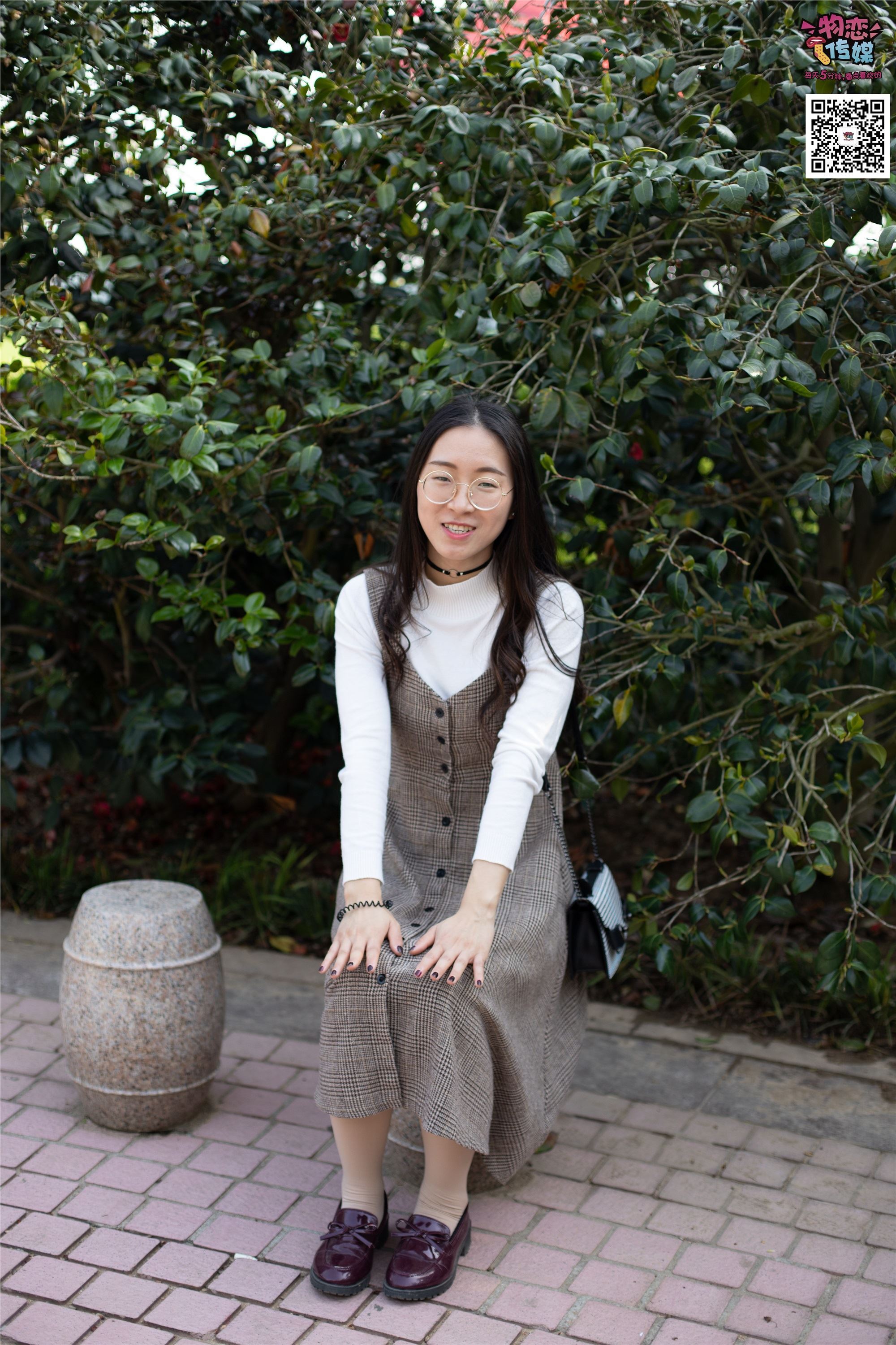 物恋传媒 No.015 书香气质女生，肉丝搭配白棉袜