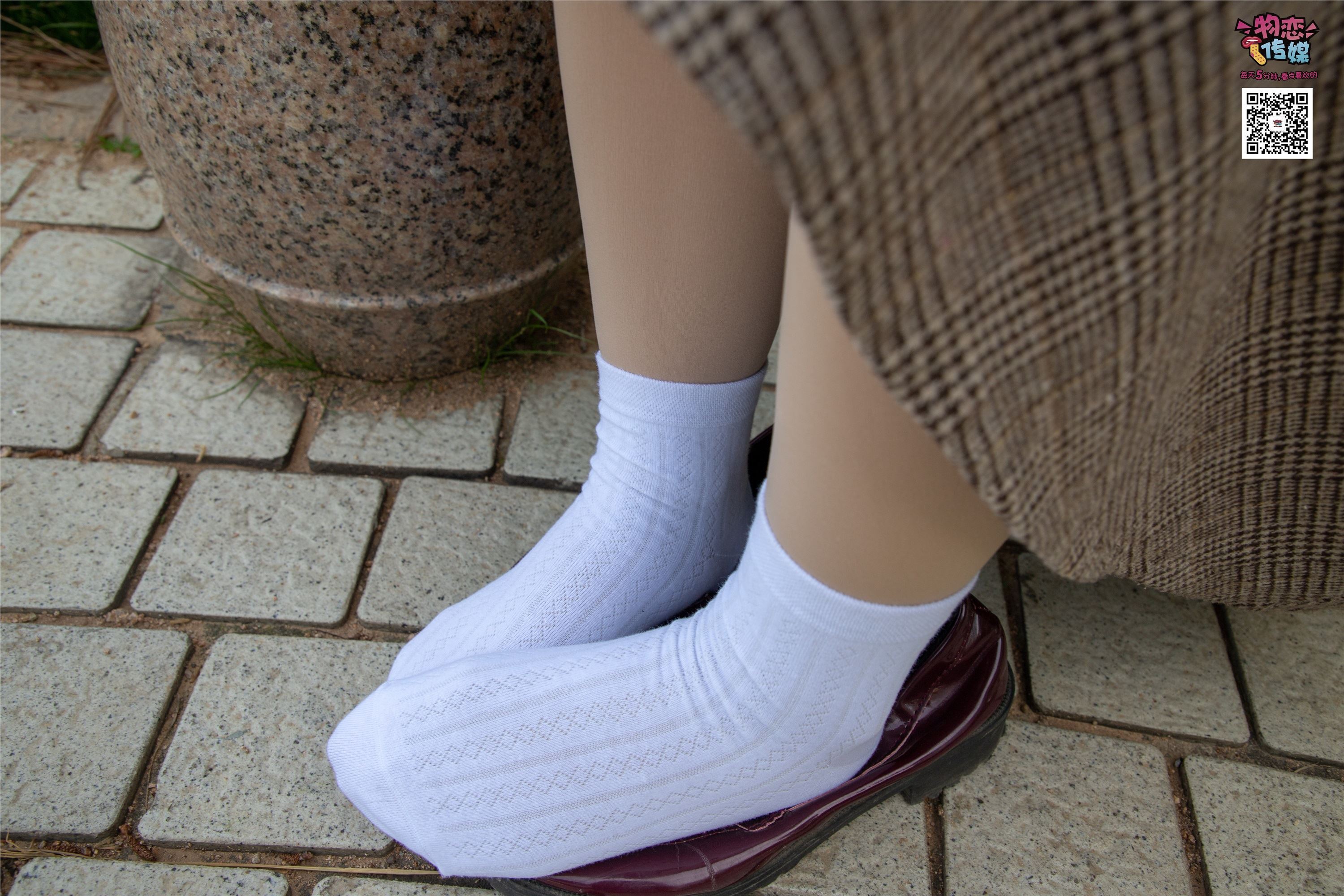 物恋传媒 No.015 书香气质女生，肉丝搭配白棉袜