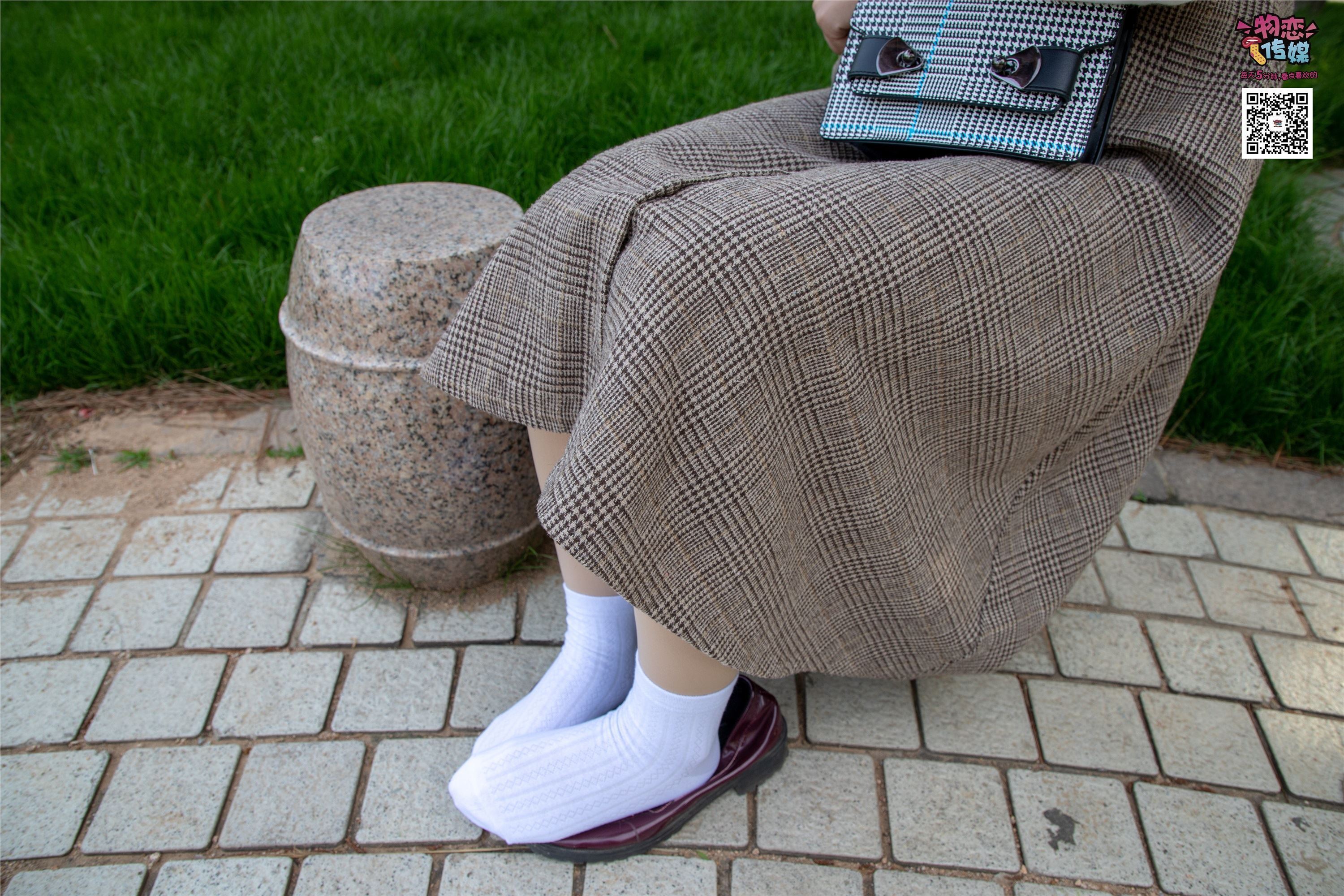 物恋传媒 No.015 书香气质女生，肉丝搭配白棉袜