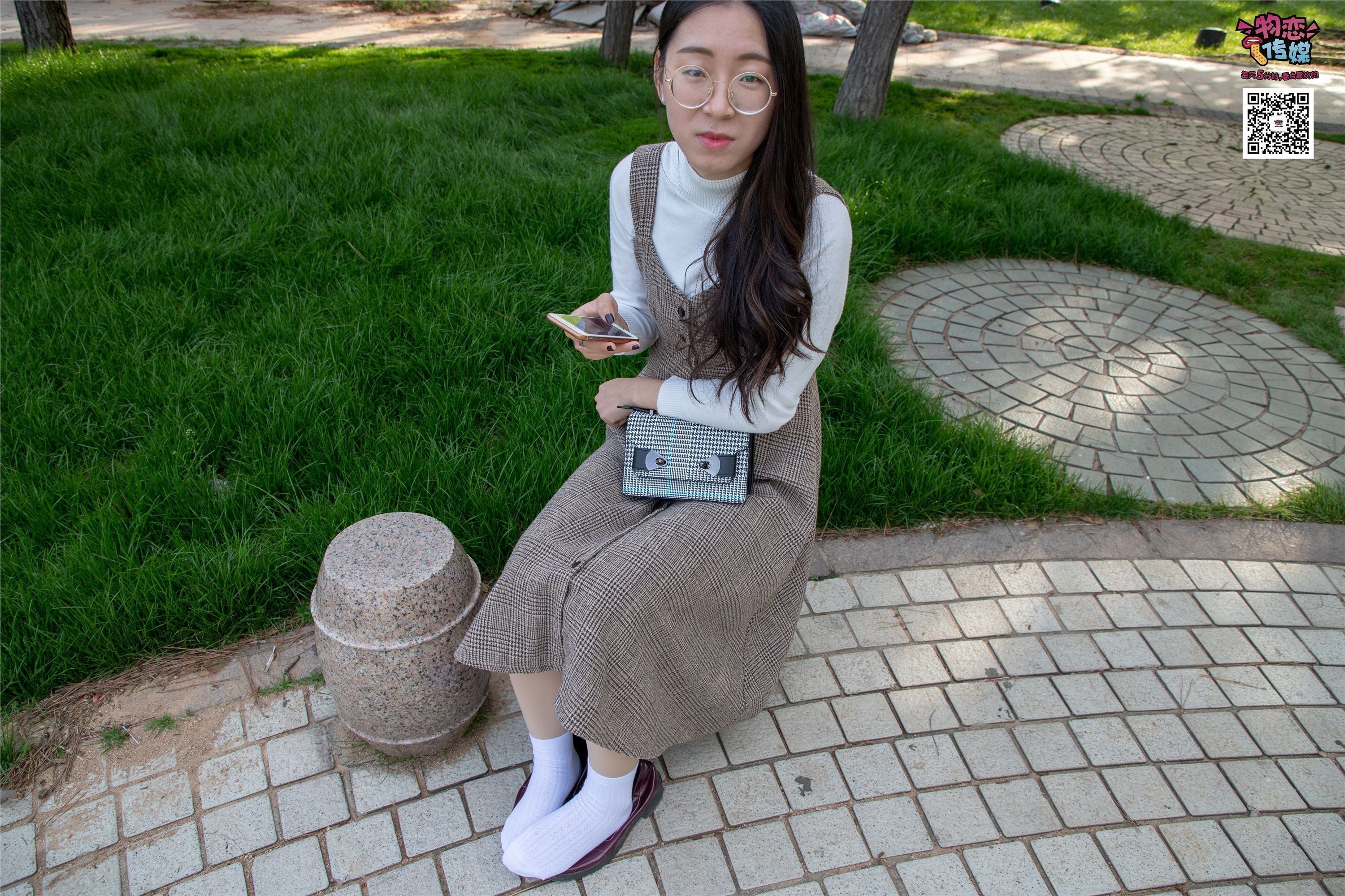 物恋传媒 No.015 书香气质女生，肉丝搭配白棉袜