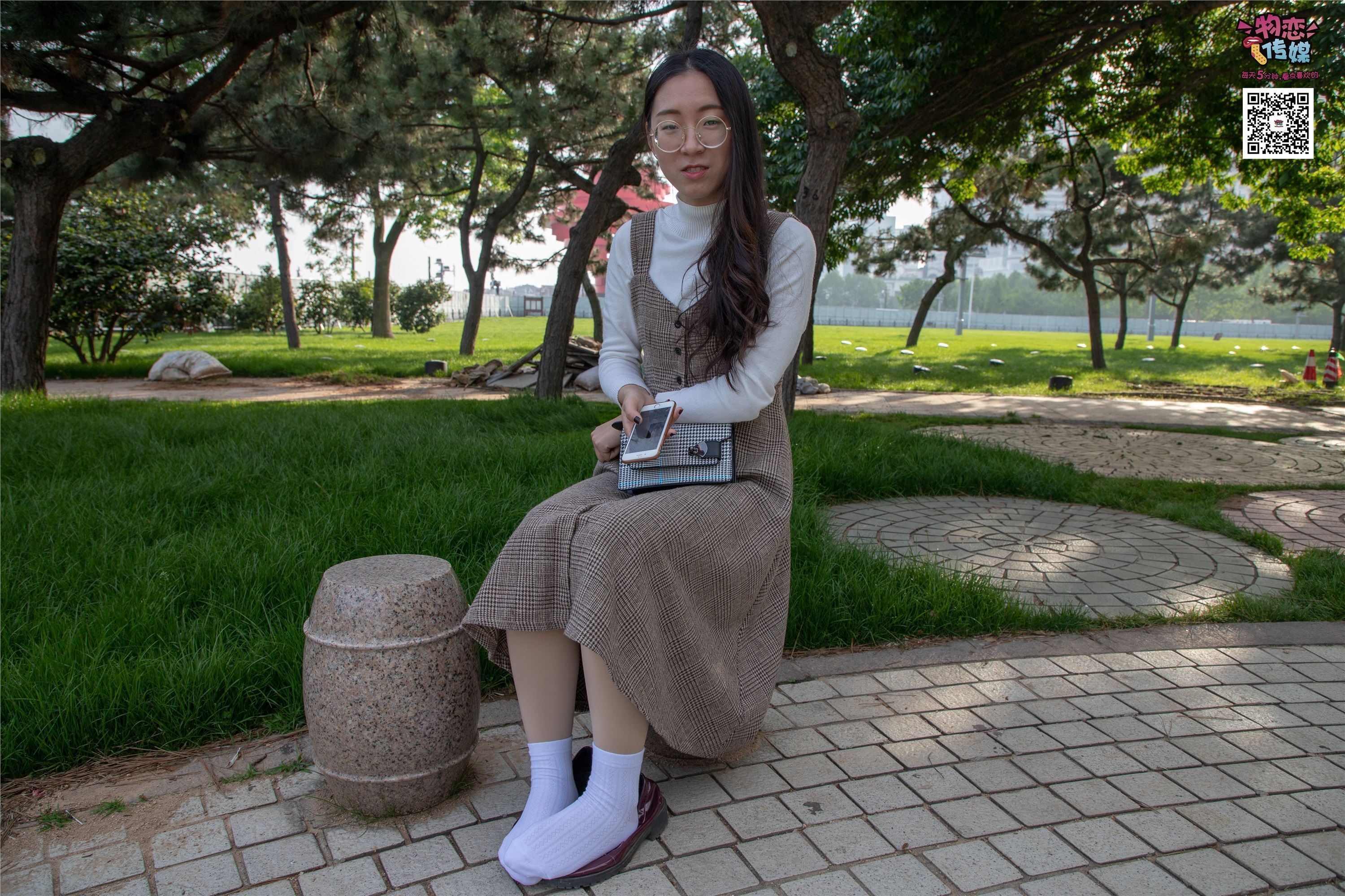 物恋传媒 No.015 书香气质女生，肉丝搭配白棉袜