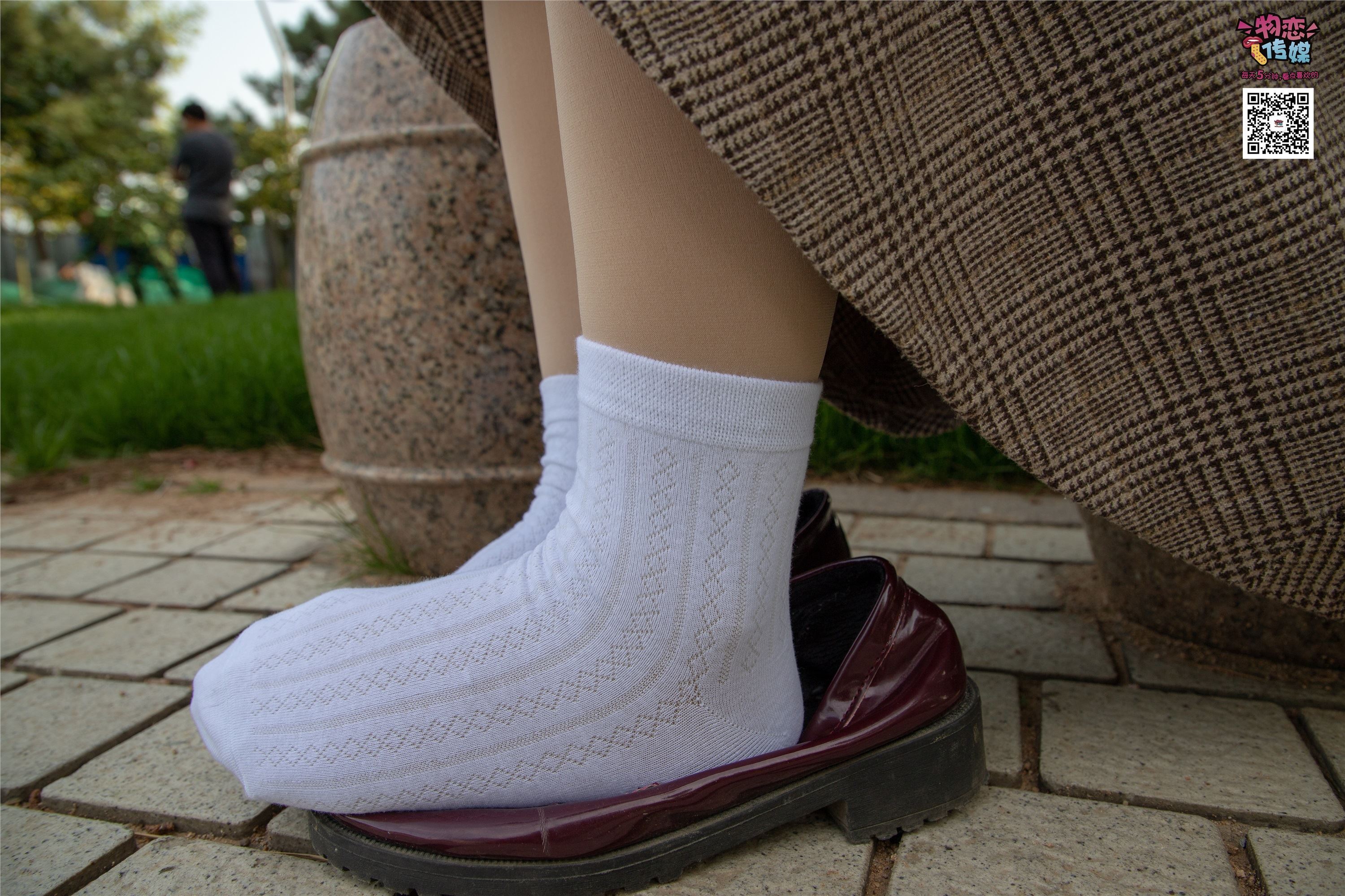 物恋传媒 No.015 书香气质女生，肉丝搭配白棉袜