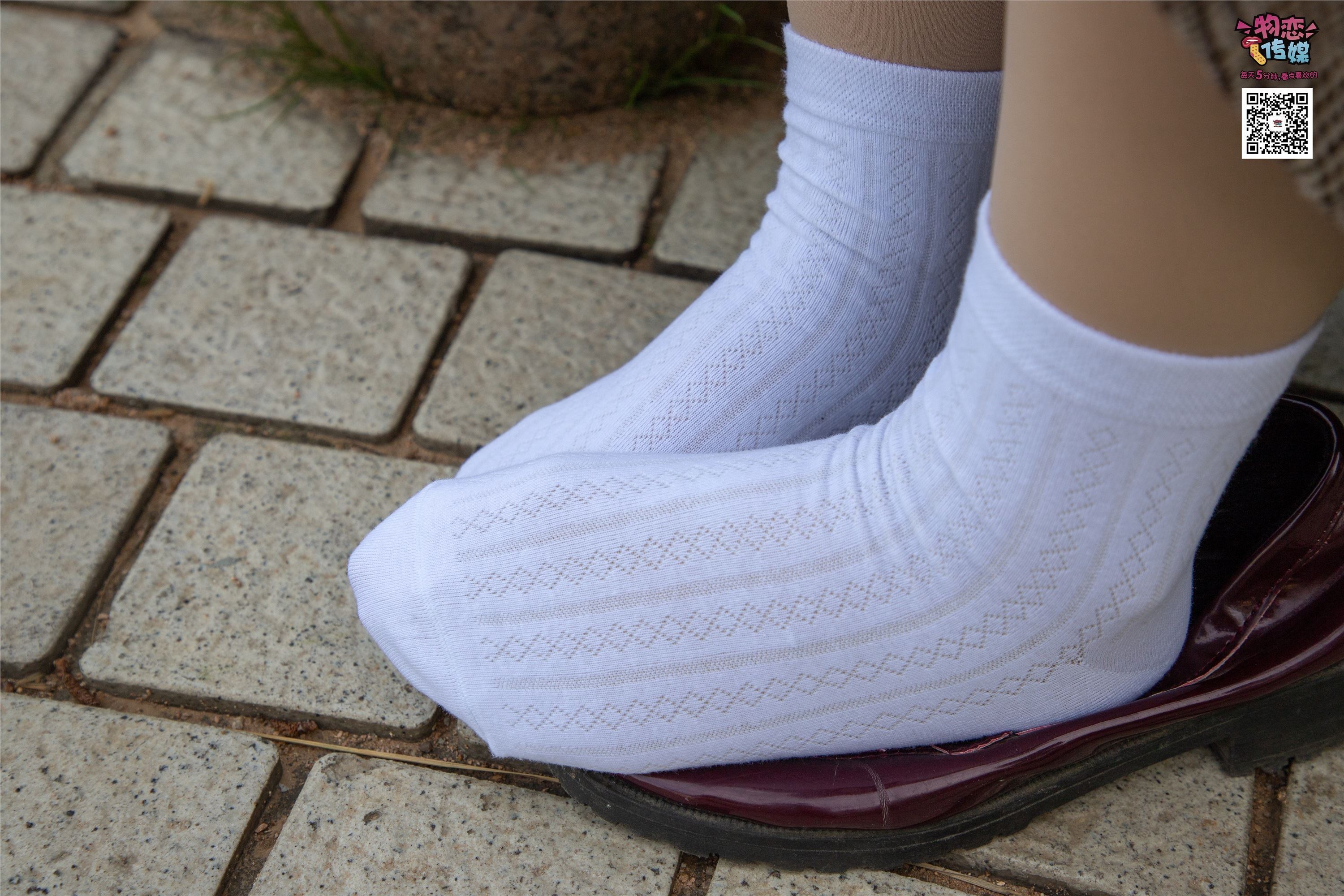 物恋传媒 No.015 书香气质女生，肉丝搭配白棉袜