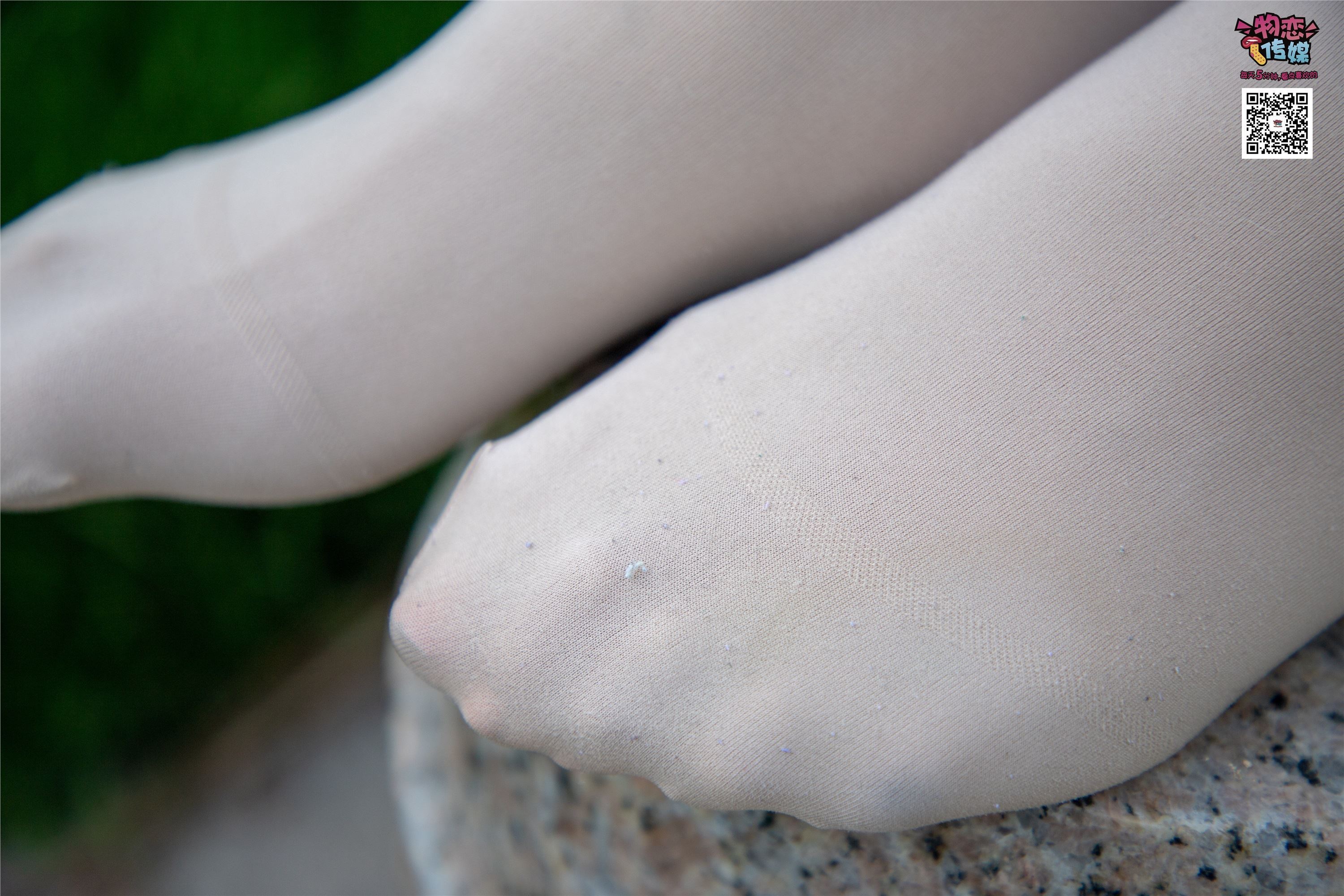 物恋传媒 No.015 书香气质女生，肉丝搭配白棉袜