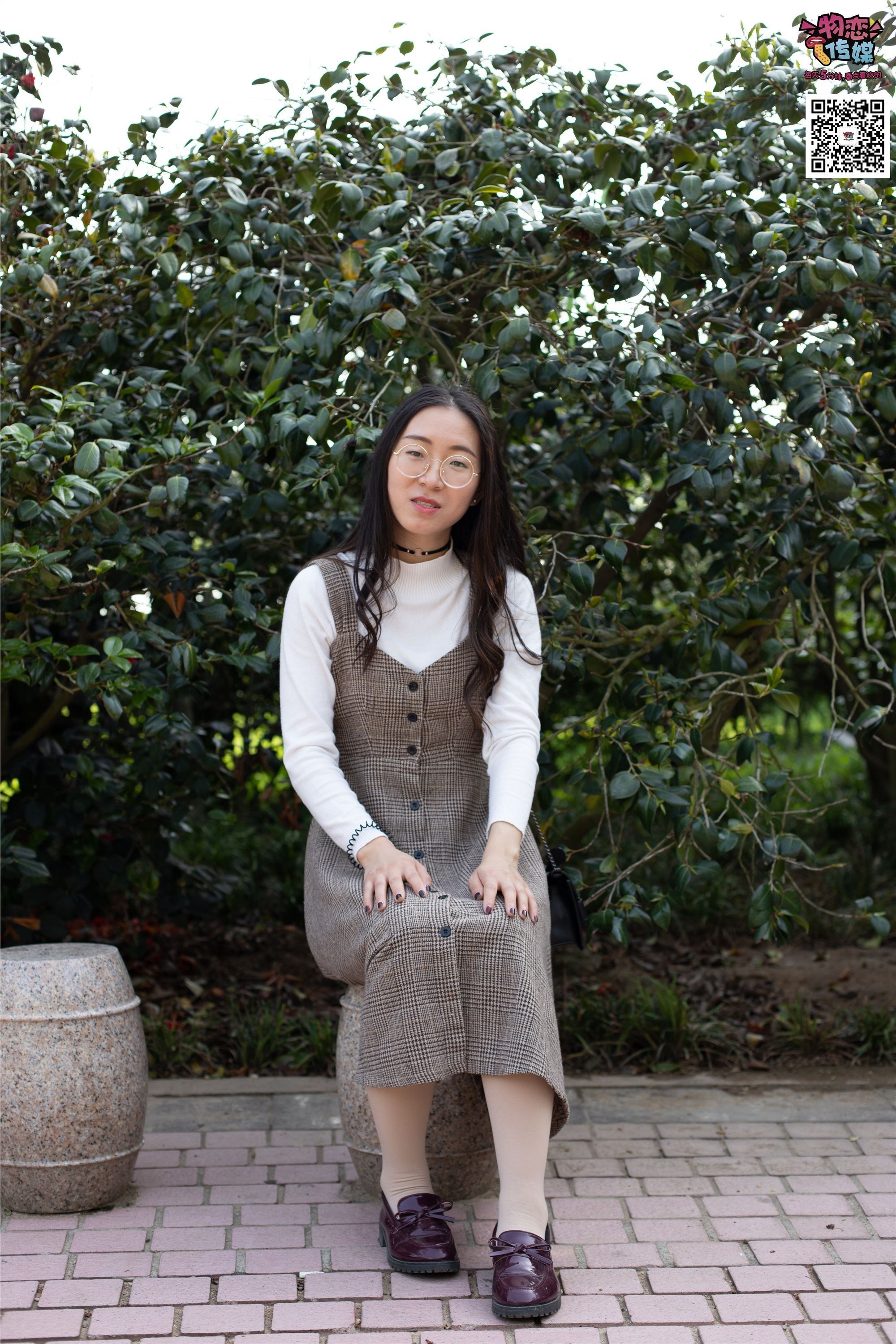 物恋传媒 No.015 书香气质女生，肉丝搭配白棉袜