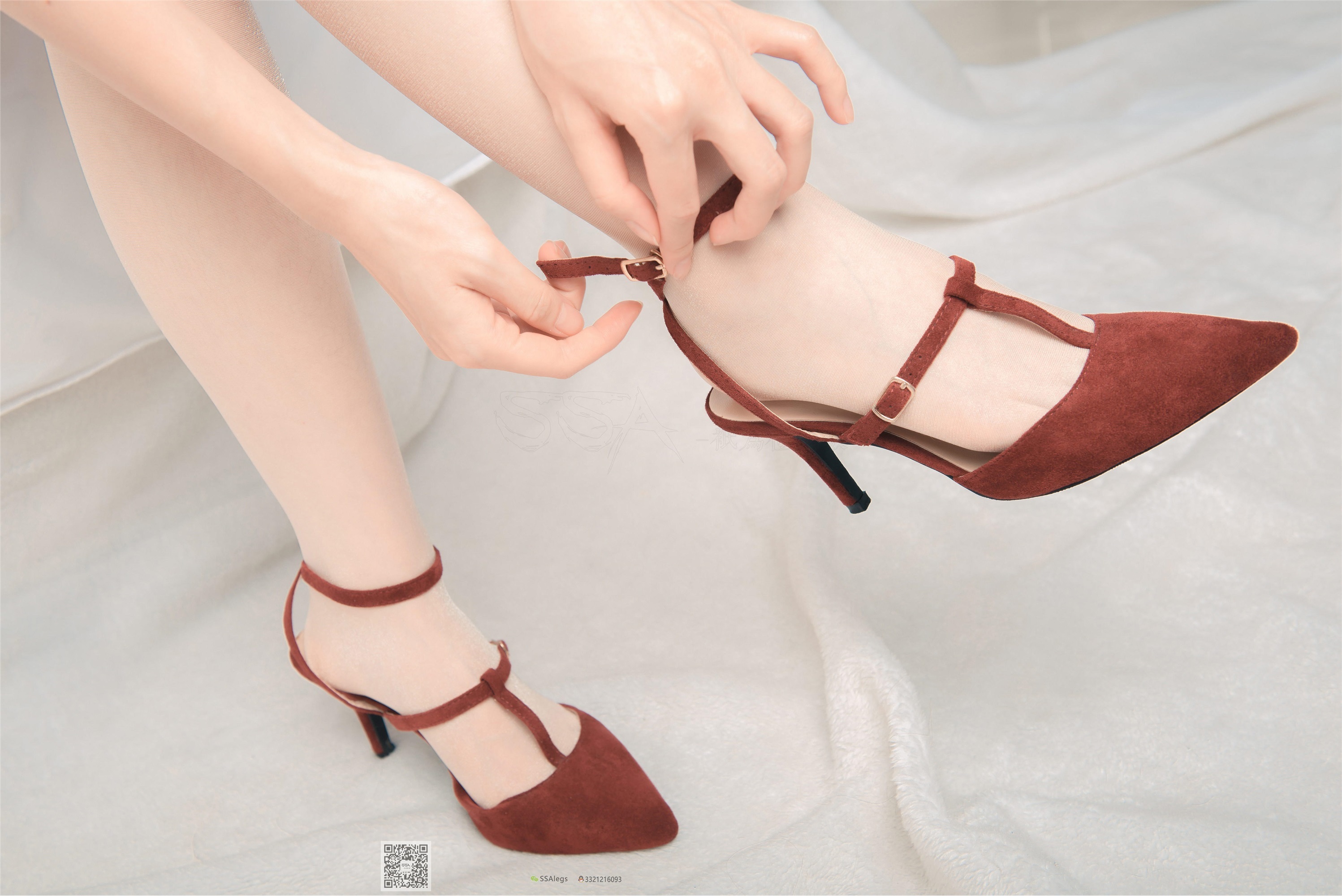 SSA丝社 014期 小琪琪 闪光开裆丝袜的另一种演绎