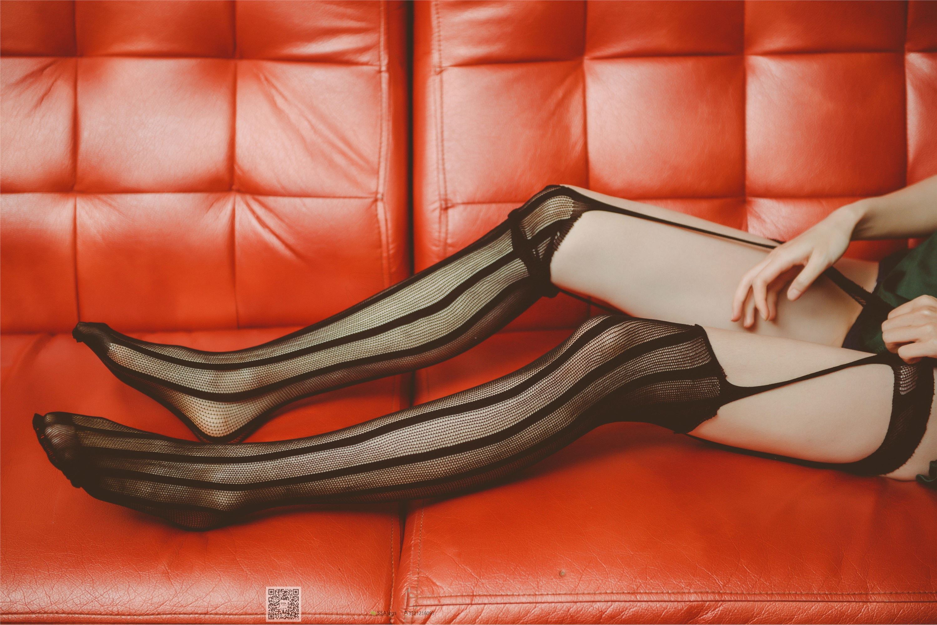 SSA丝社 019期 小琪琪 KTV包厢里的魅惑黑丝网袜裸足特写