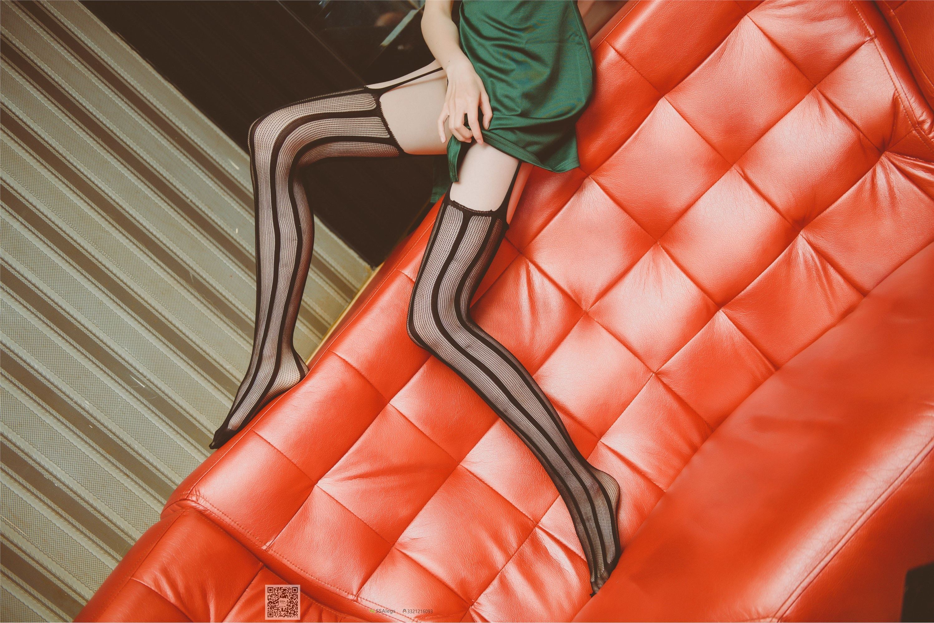 SSA丝社 019期 小琪琪 KTV包厢里的魅惑黑丝网袜裸足特写