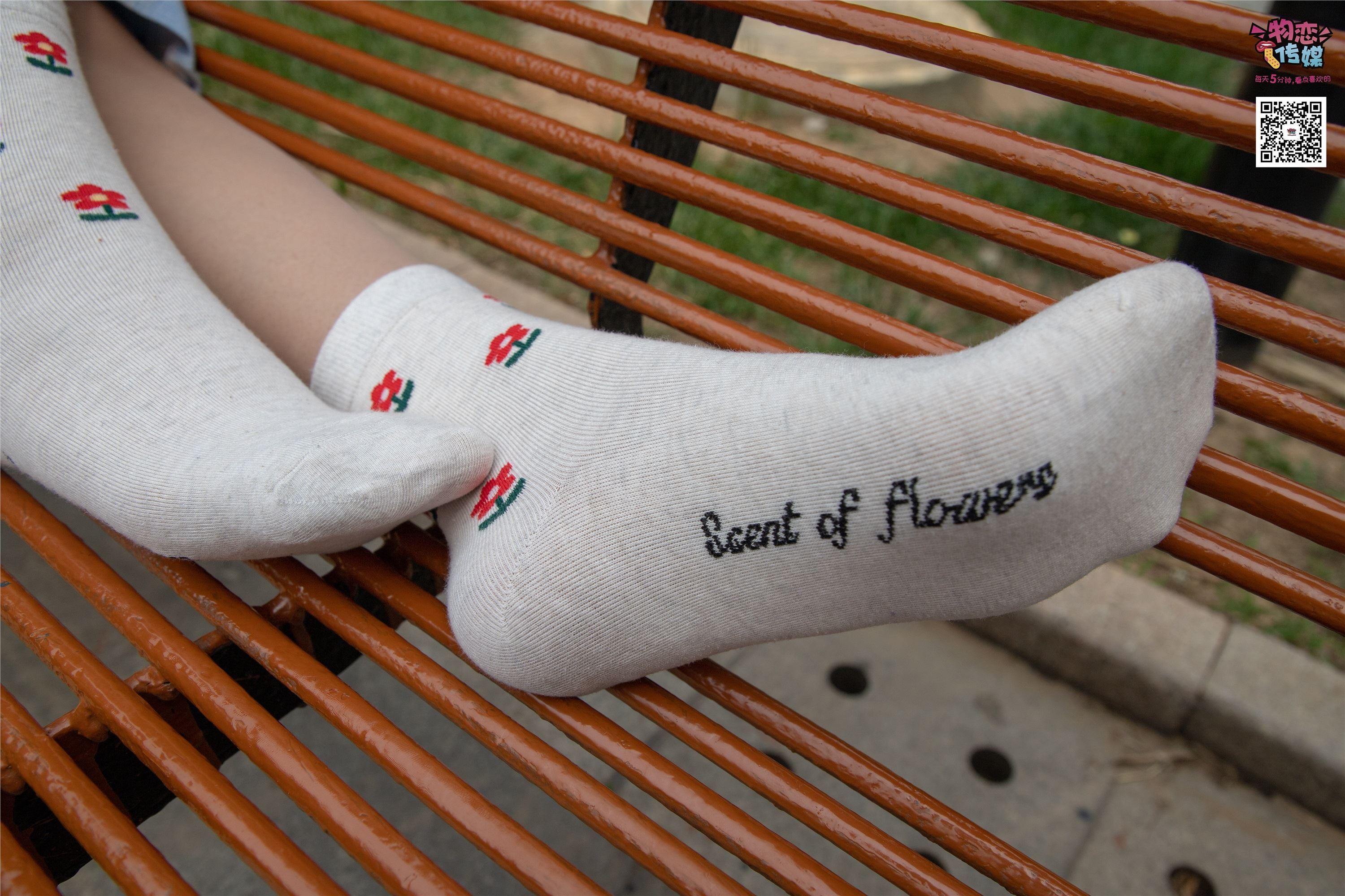 物恋传媒 No.016 经典就是不需挑片,透明肉丝配清纯白棉袜