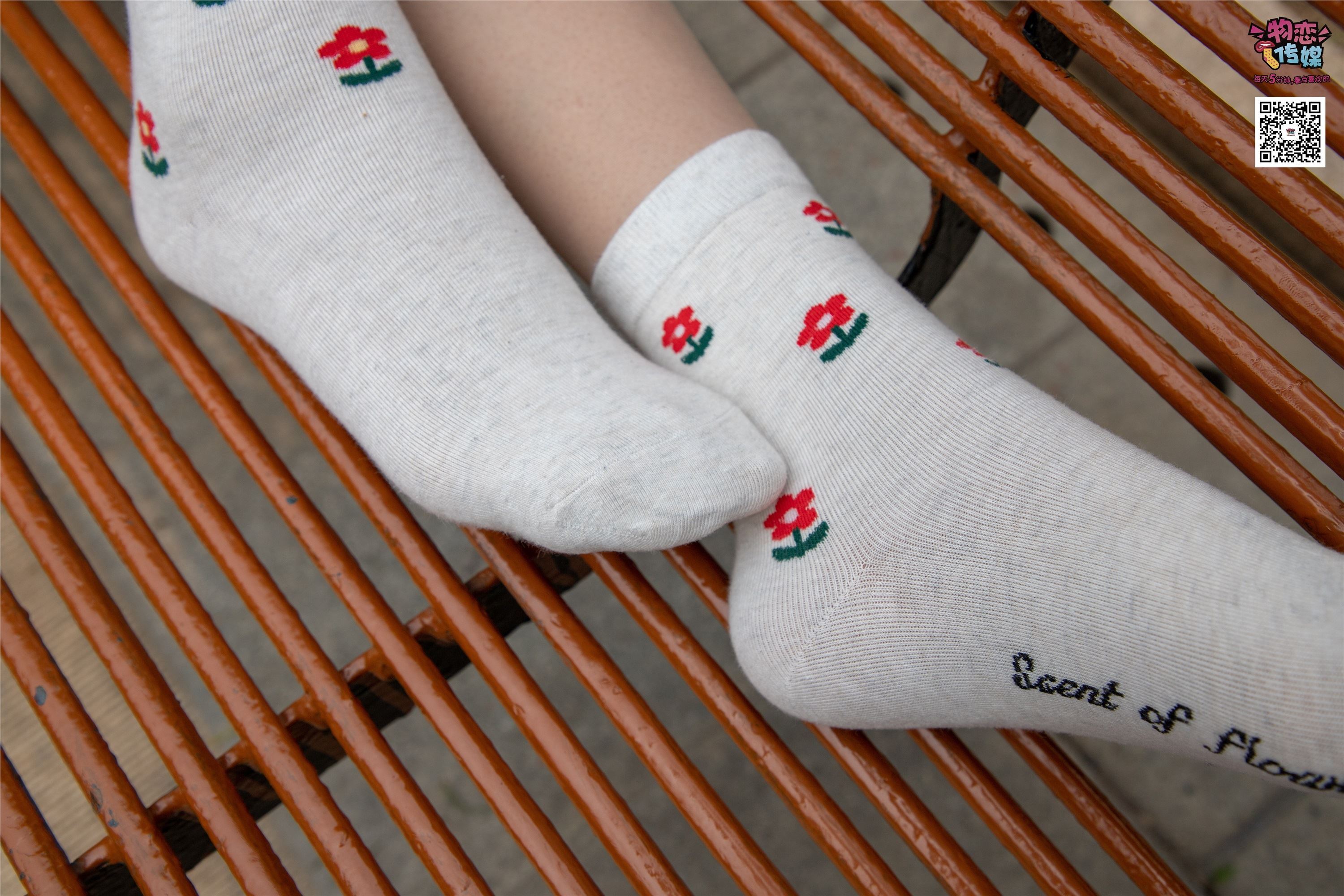 物恋传媒 No.016 经典就是不需挑片,透明肉丝配清纯白棉袜